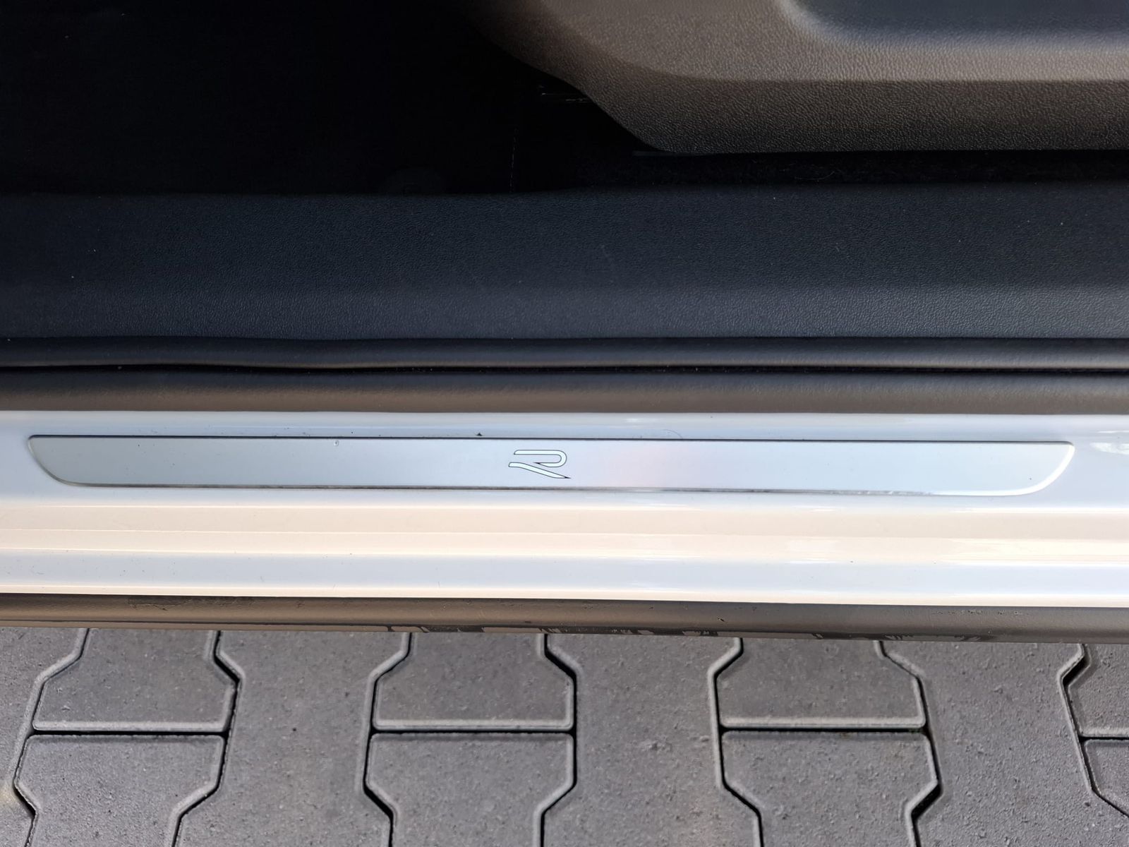 Fahrzeugabbildung Volkswagen Tiguan 2.0 TDI 4M R-Line BLACK*PAN*HK*AHK*MATRIX