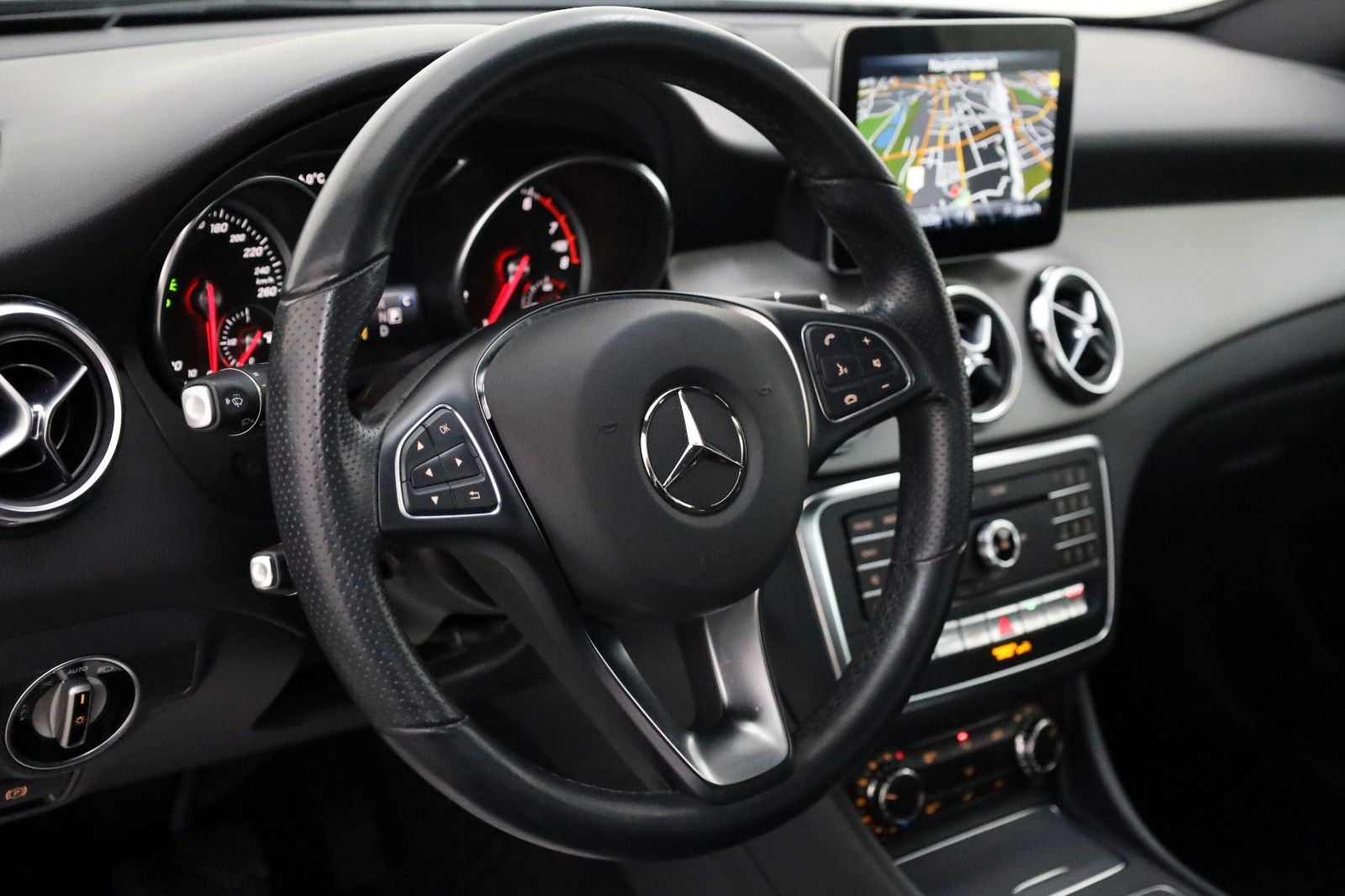 Fahrzeugabbildung Mercedes-Benz GLA 200 Urban T.Leder,Navi,LED,Kamera,SH,SR+WR