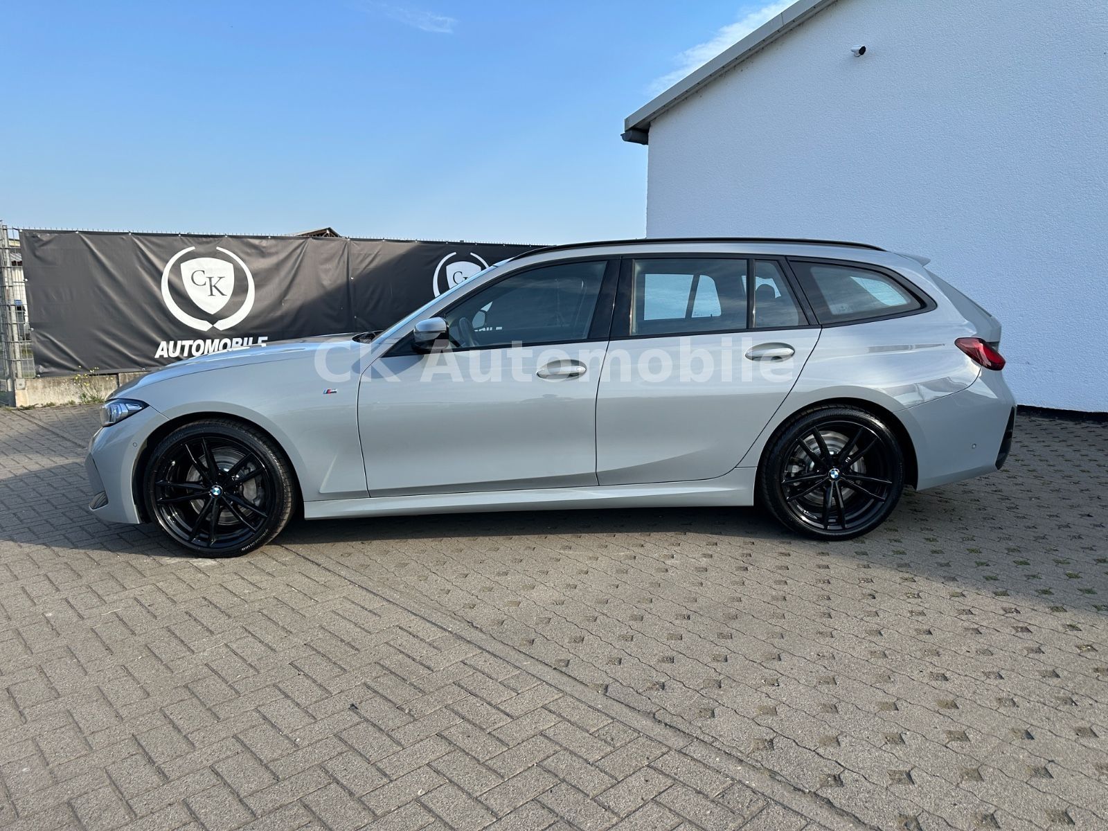 Fahrzeugabbildung BMW 330d xDrive Touring M-Sport/Navi/Head-Up/LED/Kam