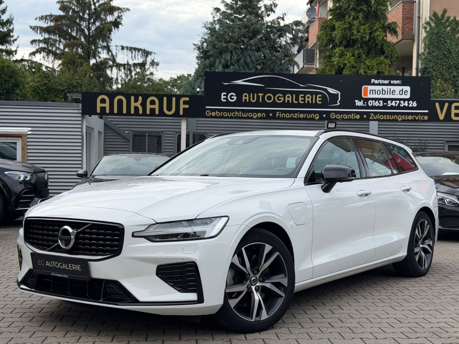 Volvo V60 Kombi*R Design*Expression*360°KAM*PANO*LEDER