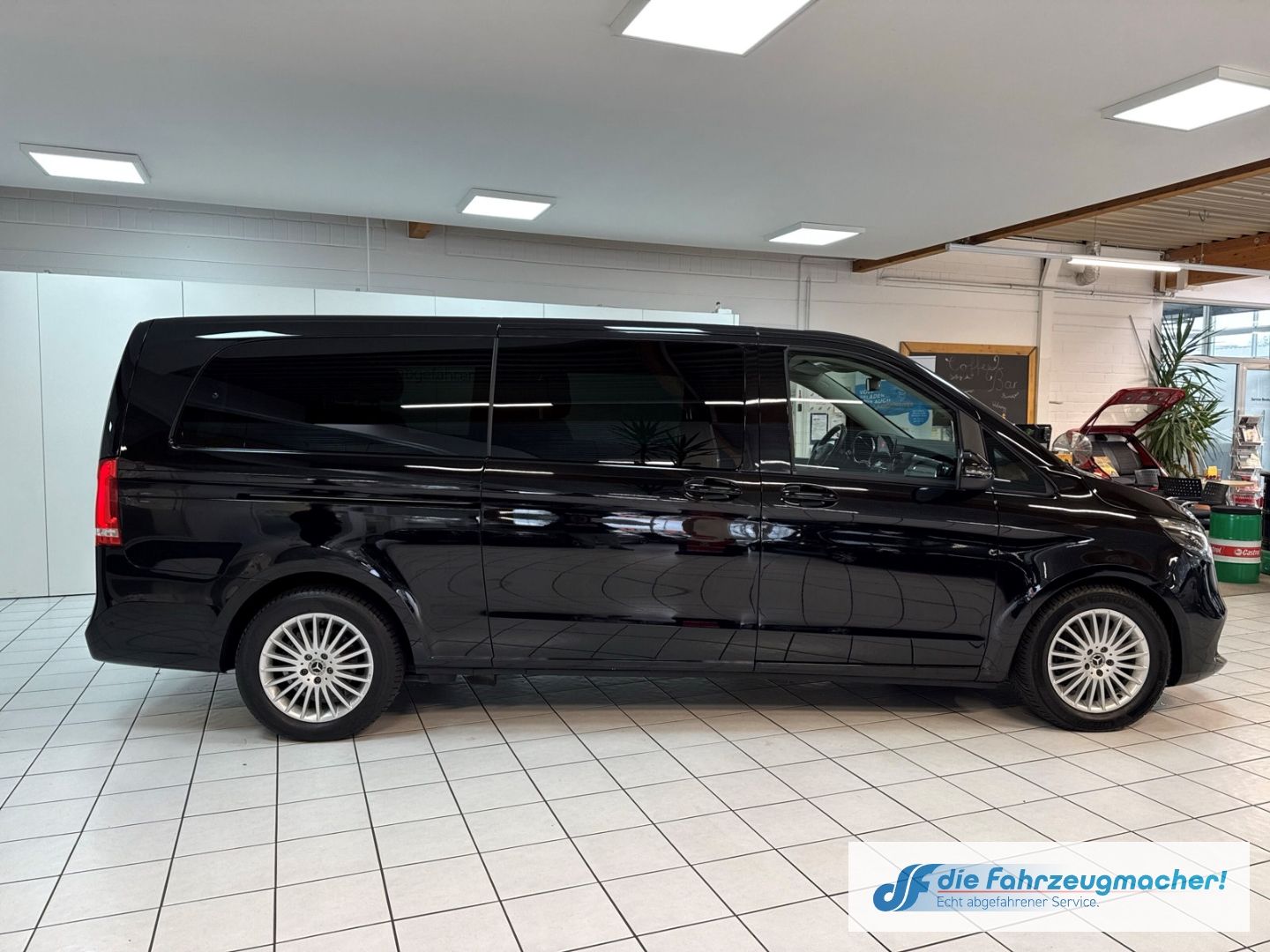 Fahrzeugabbildung Mercedes-Benz V 300 d EDITION extralang Sportpaket AHK-abnehmb