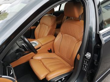 BMW 750 - 12