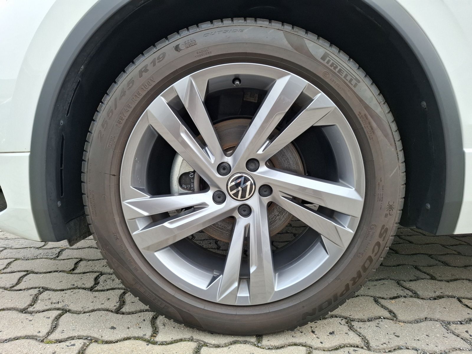 Fahrzeugabbildung Volkswagen Tiguan R-Line TSI DSG LED ACC SH LRHzg 19" AID P