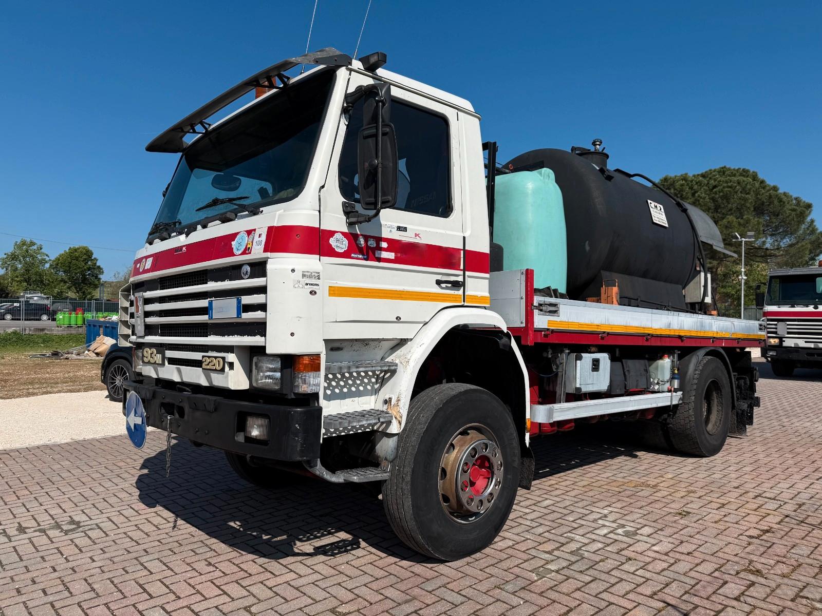 Scania P 93.220 Bitumen-Tank mit Asfaltstreuer
