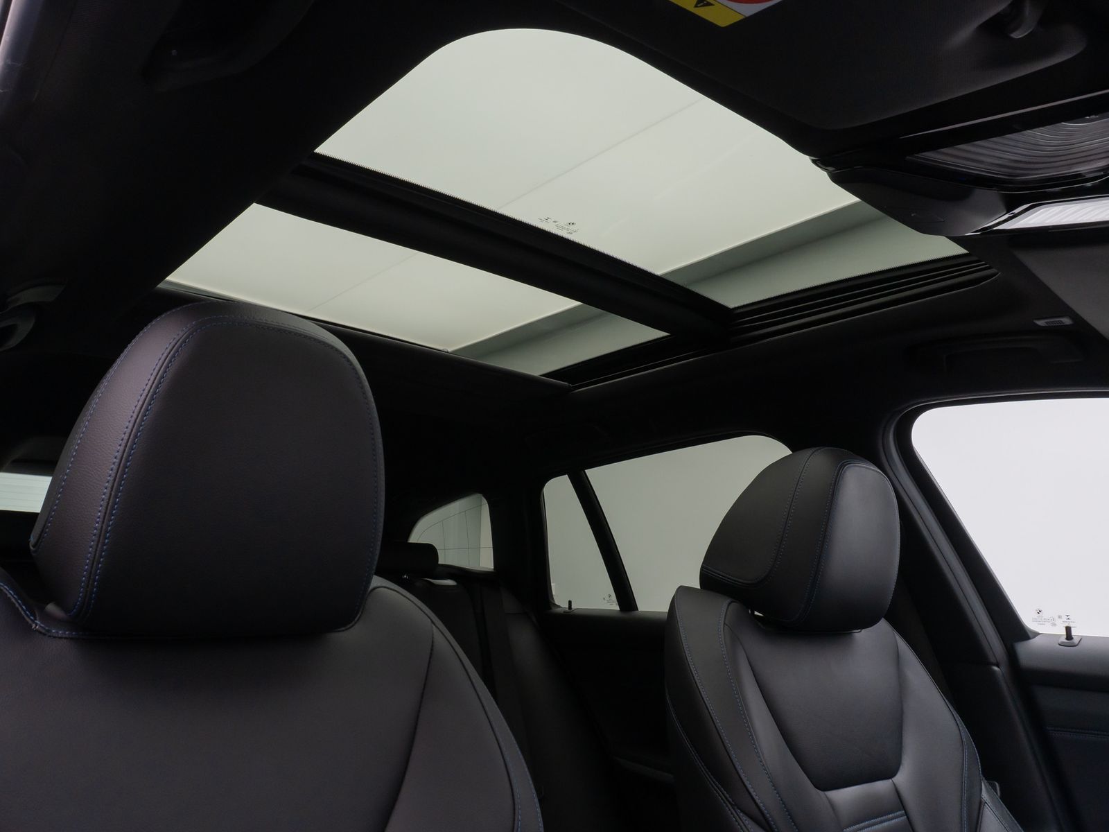 Fahrzeugabbildung BMW 320i M Sport Panorama Kamera HUD DAB HiFi Laser