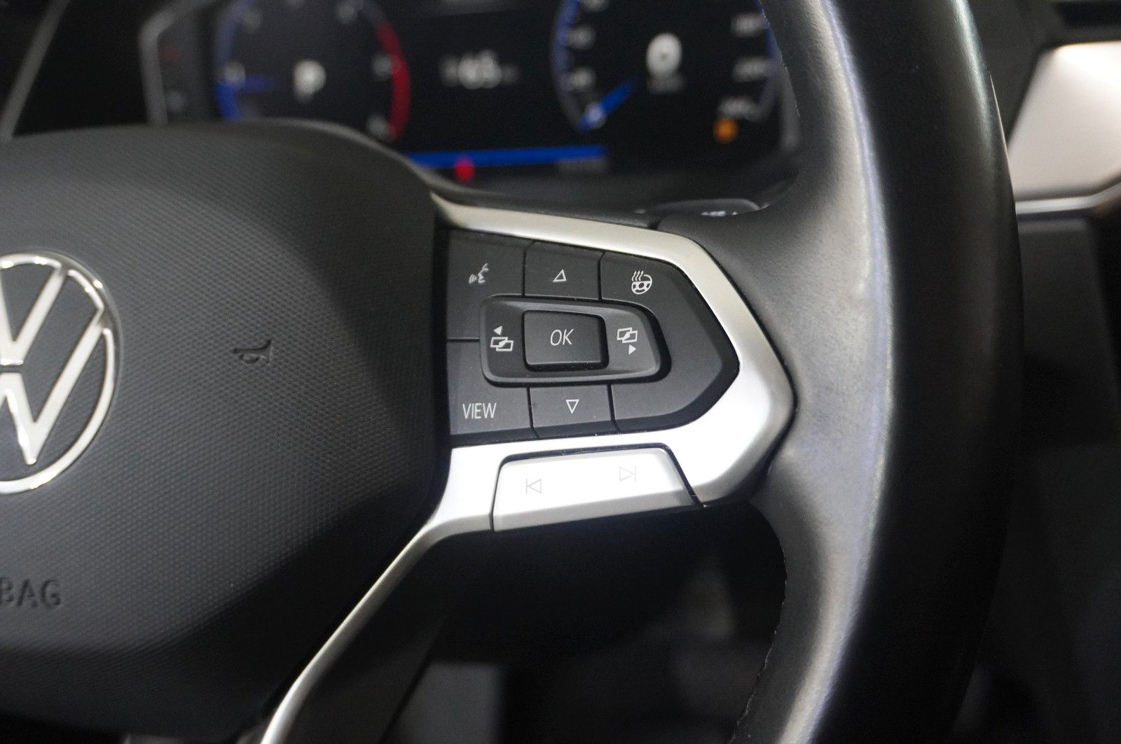 Fahrzeugabbildung Volkswagen Passat Vari. 2.0D R-LINE 4M NAVI/LED/KAMERA/AHK