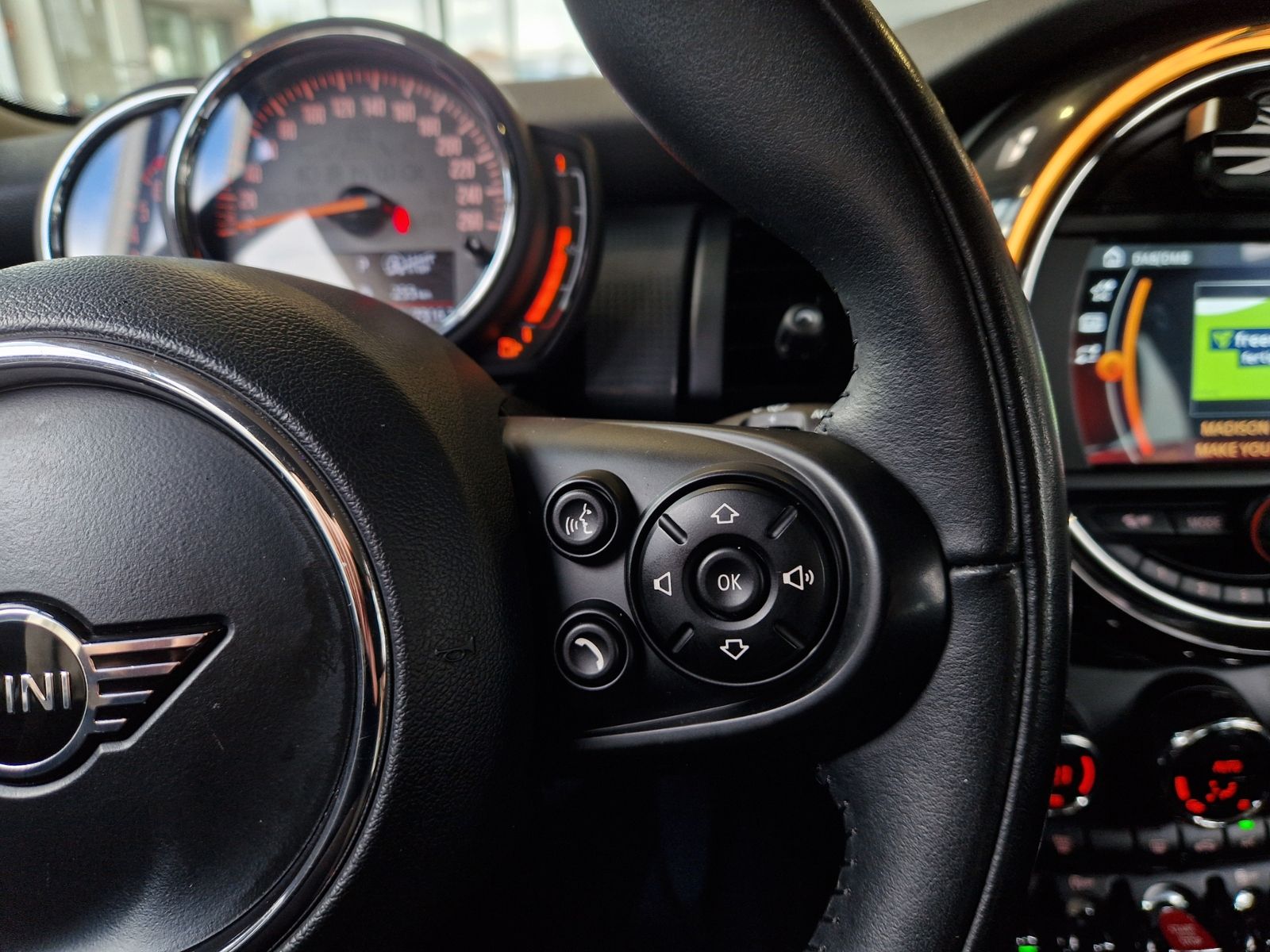 Fahrzeugabbildung MINI Cooper Pepper LED DAB SHZ PDC ALU