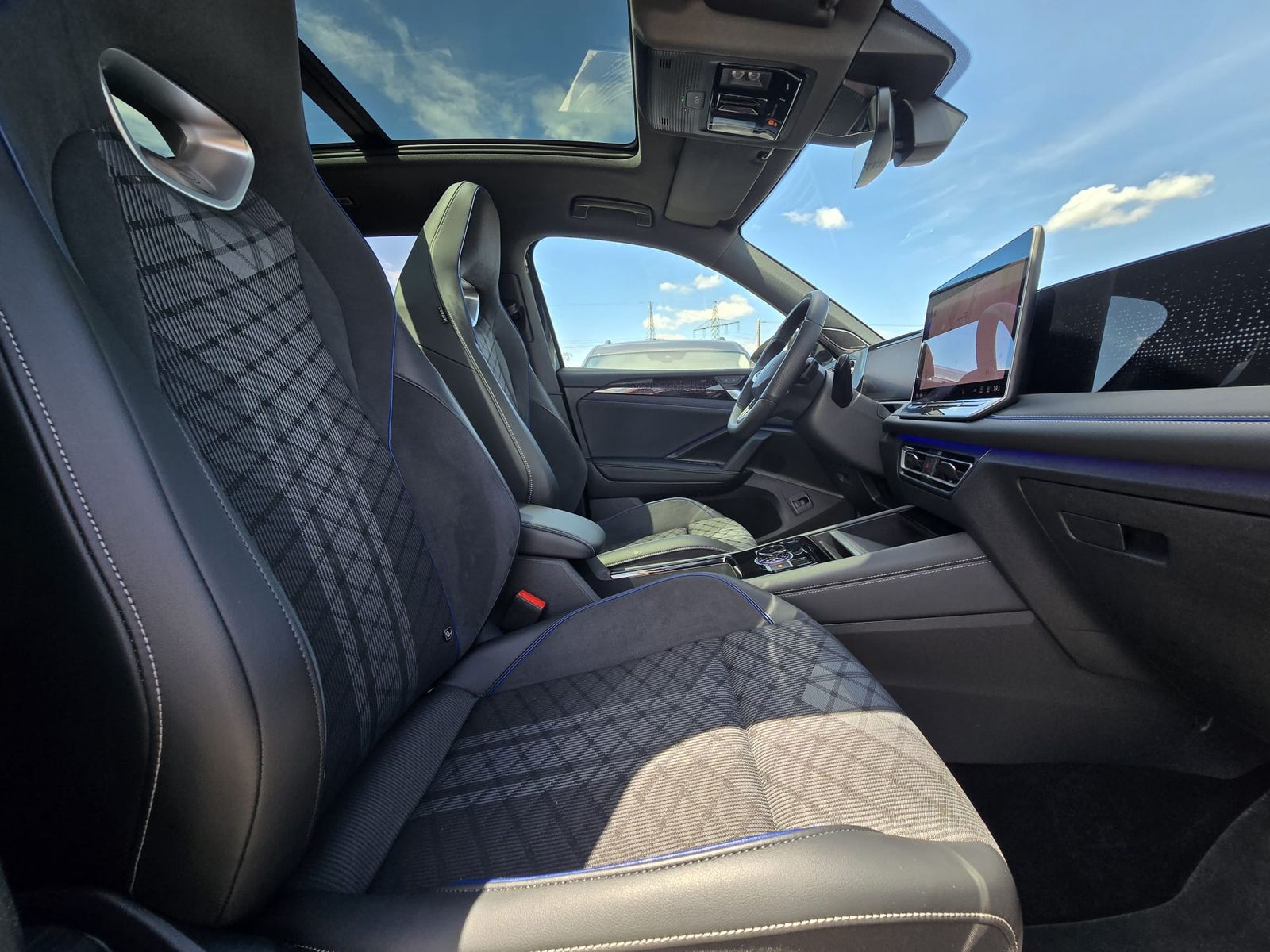 Fahrzeugabbildung Volkswagen Tiguan 2.0 TDI 4M R-Line PANO*H&K*AHK*MATRIX*20"