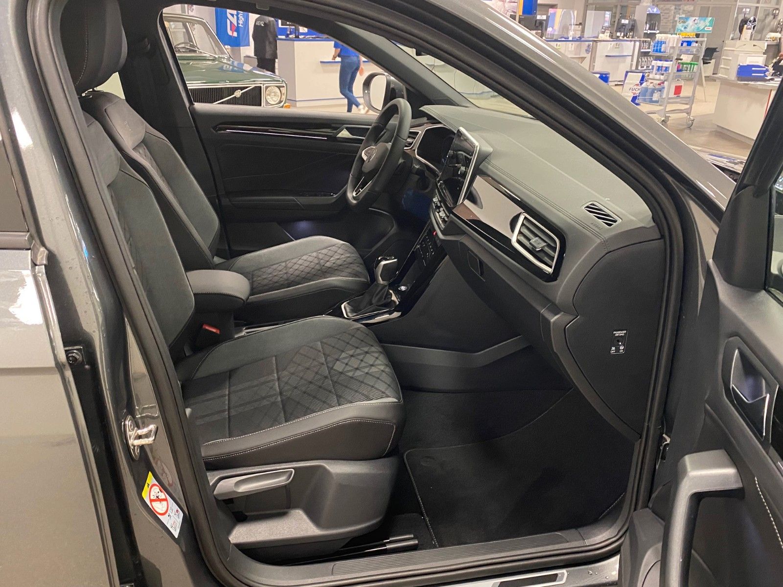 Fahrzeugabbildung Volkswagen T-Roc 1.5 TSI DSG R-Line+ACC+iQ Light MATRIX+18"