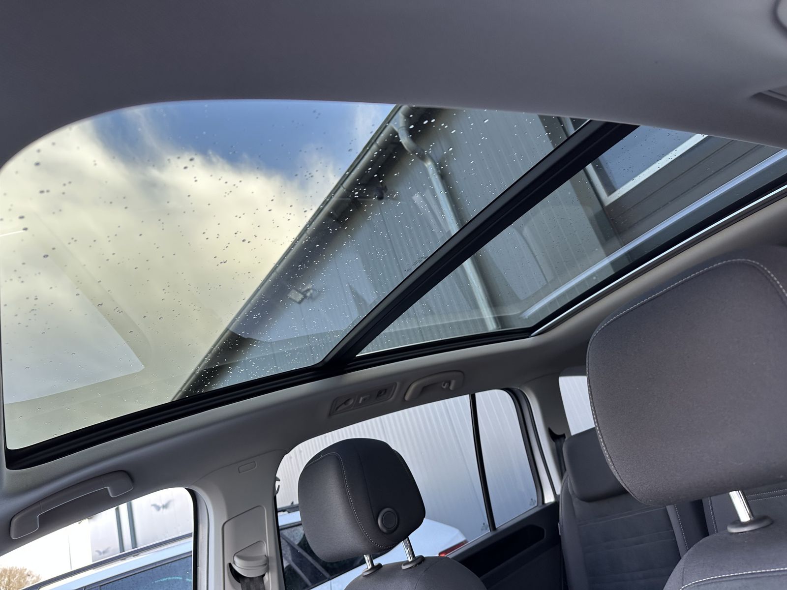 Fahrzeugabbildung Volkswagen Touran 2.0 TDI DSG Highline NAV+LED+AHK+PANO+ACC