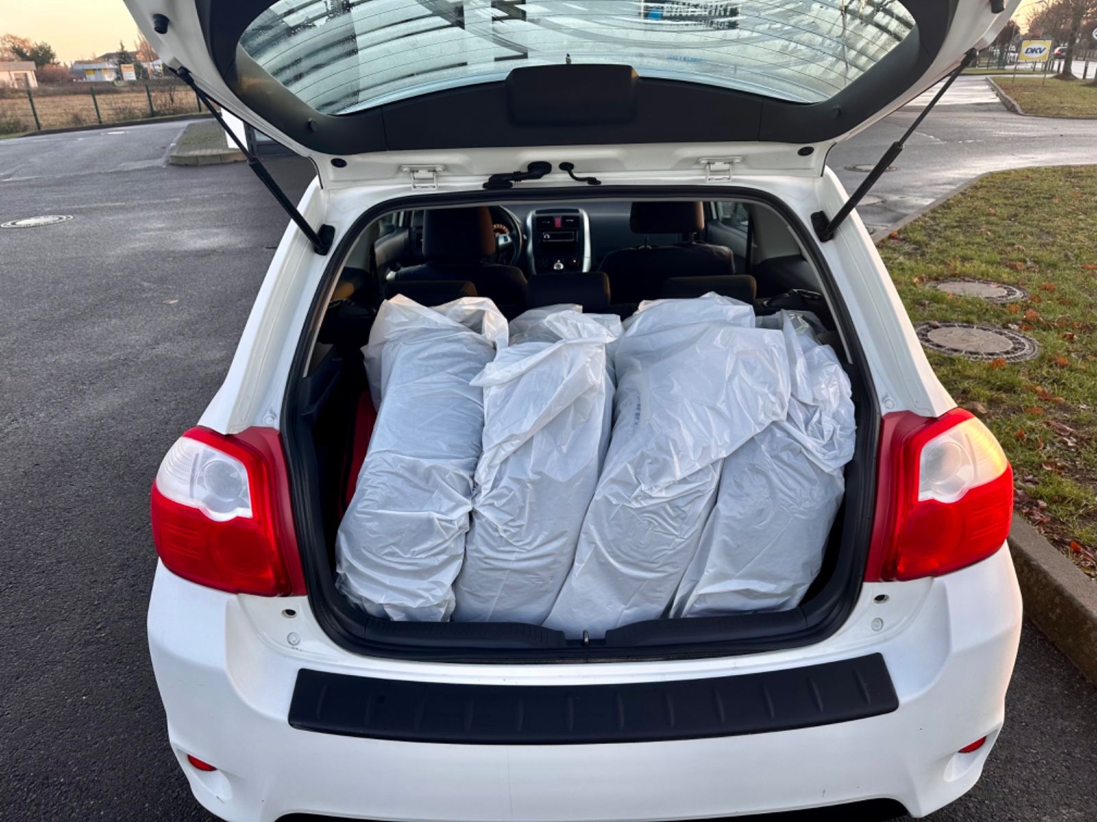 Fahrzeugabbildung Toyota Auris 1,33-l-Dual-VVT-i KLIMA EURO 5