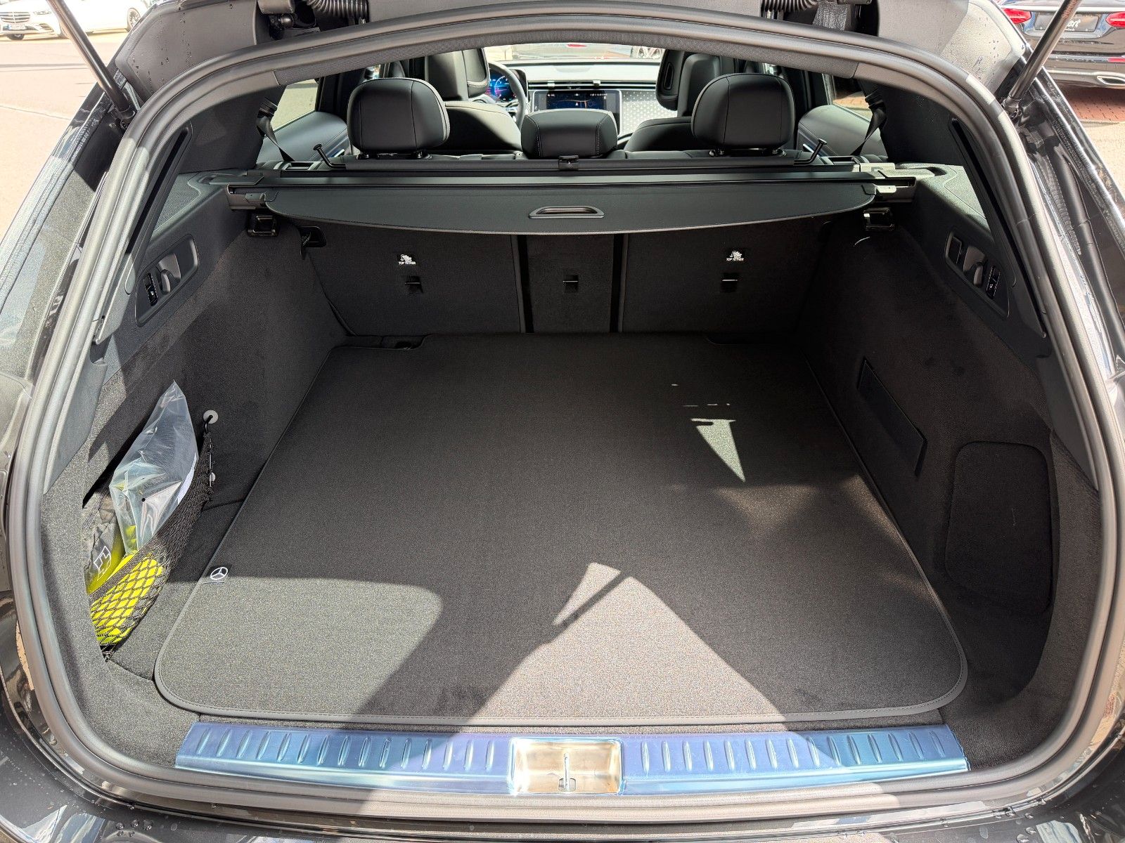 Fahrzeugabbildung Mercedes-Benz E 220 d T AMG Pano+AHK+360°+Distr+Digital+20"