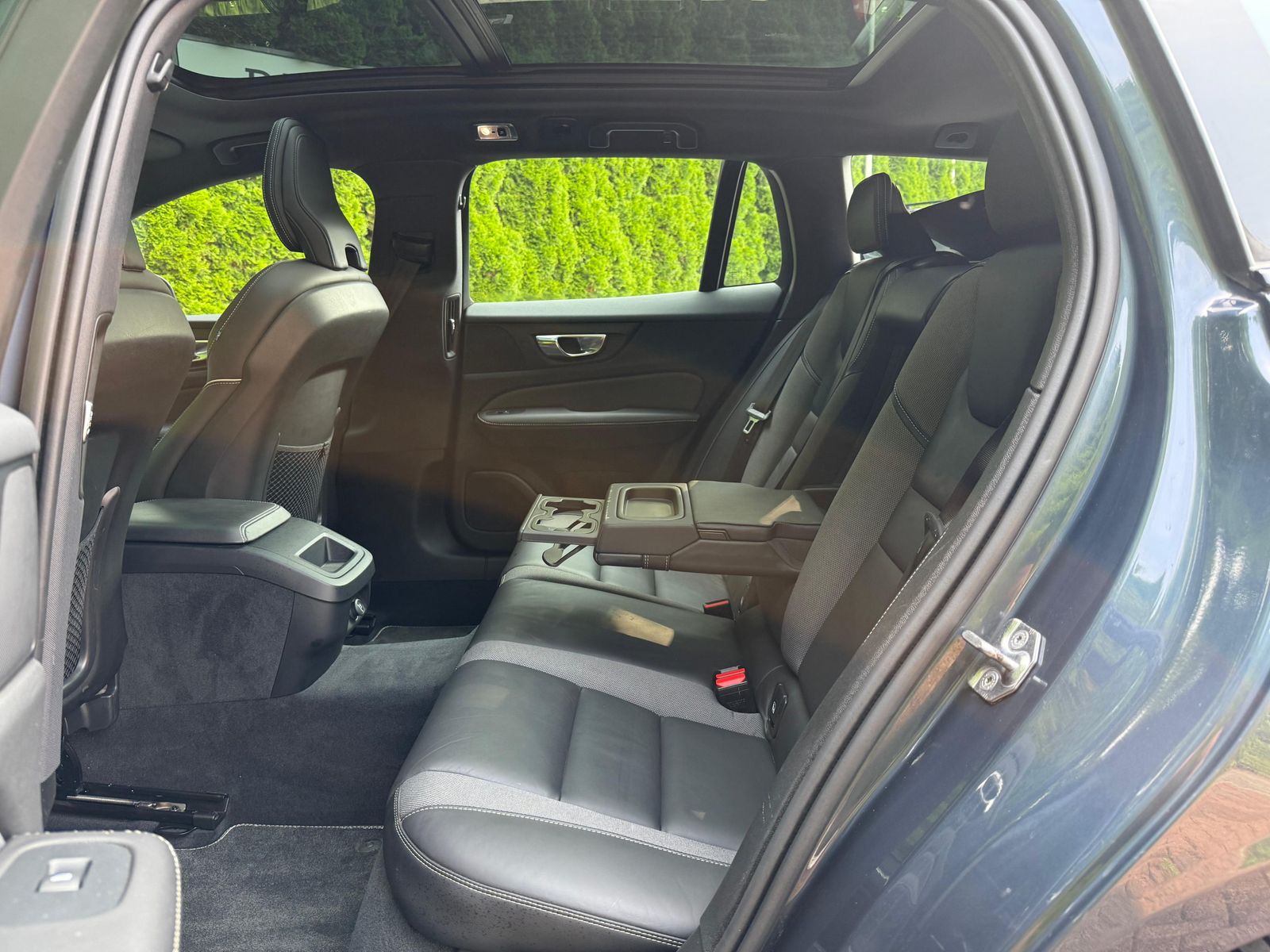 Fahrzeugabbildung Volvo V60 D4 Aut. R Design LED+NAV+AHK+SHZ+PANO+360°+