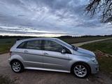 Mercedes-Benz B200 - erst 56238 KM - silberne Mercedes-Benz 200