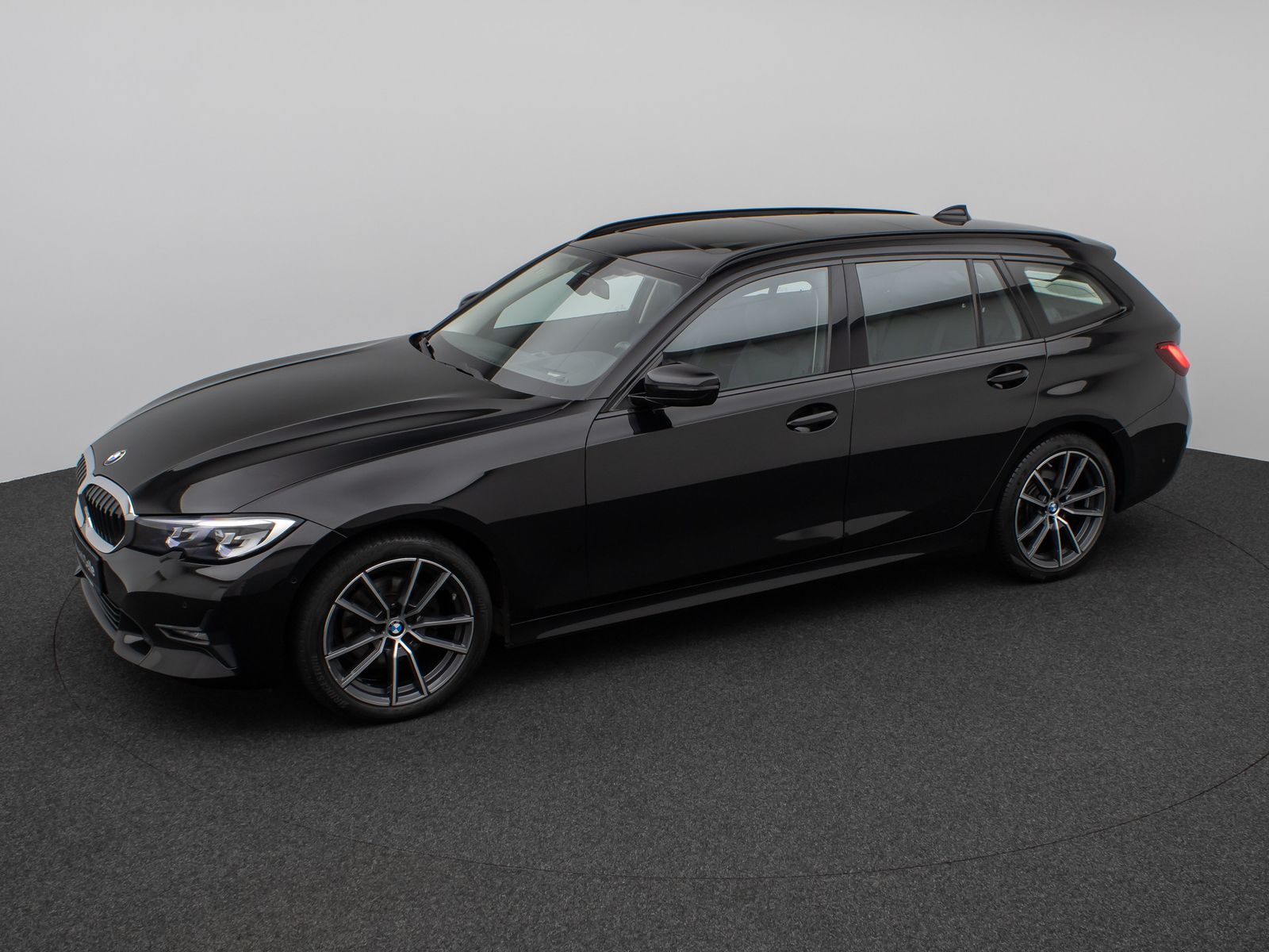 Fahrzeugabbildung BMW 320d  Sport Line Panorama HUD DAB Lordos LED PDC