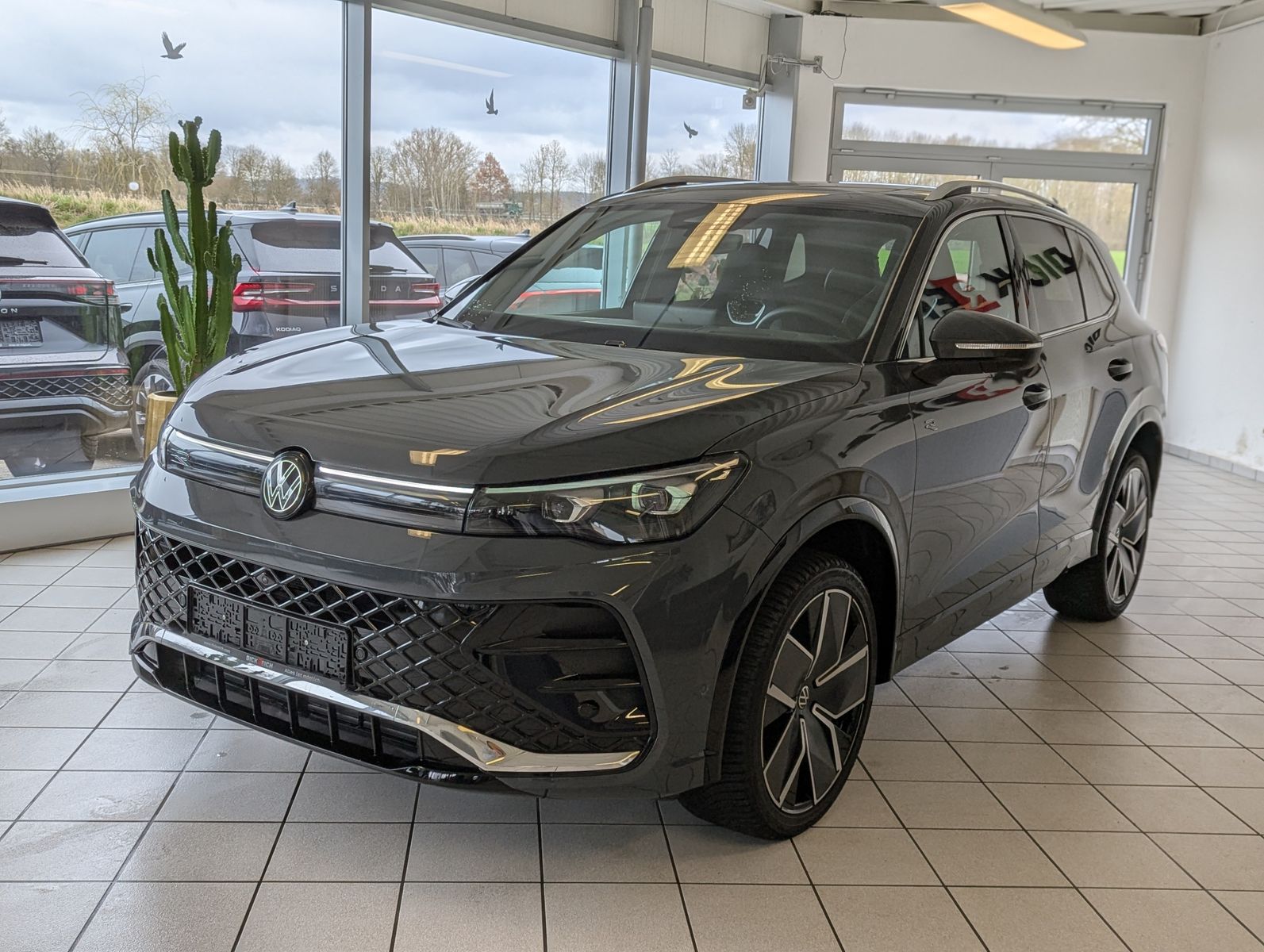 Imagen del vehículo Volkswagen Tiguan 2.0TDI R-Line 4M Pano Negro AHK Matrix 20