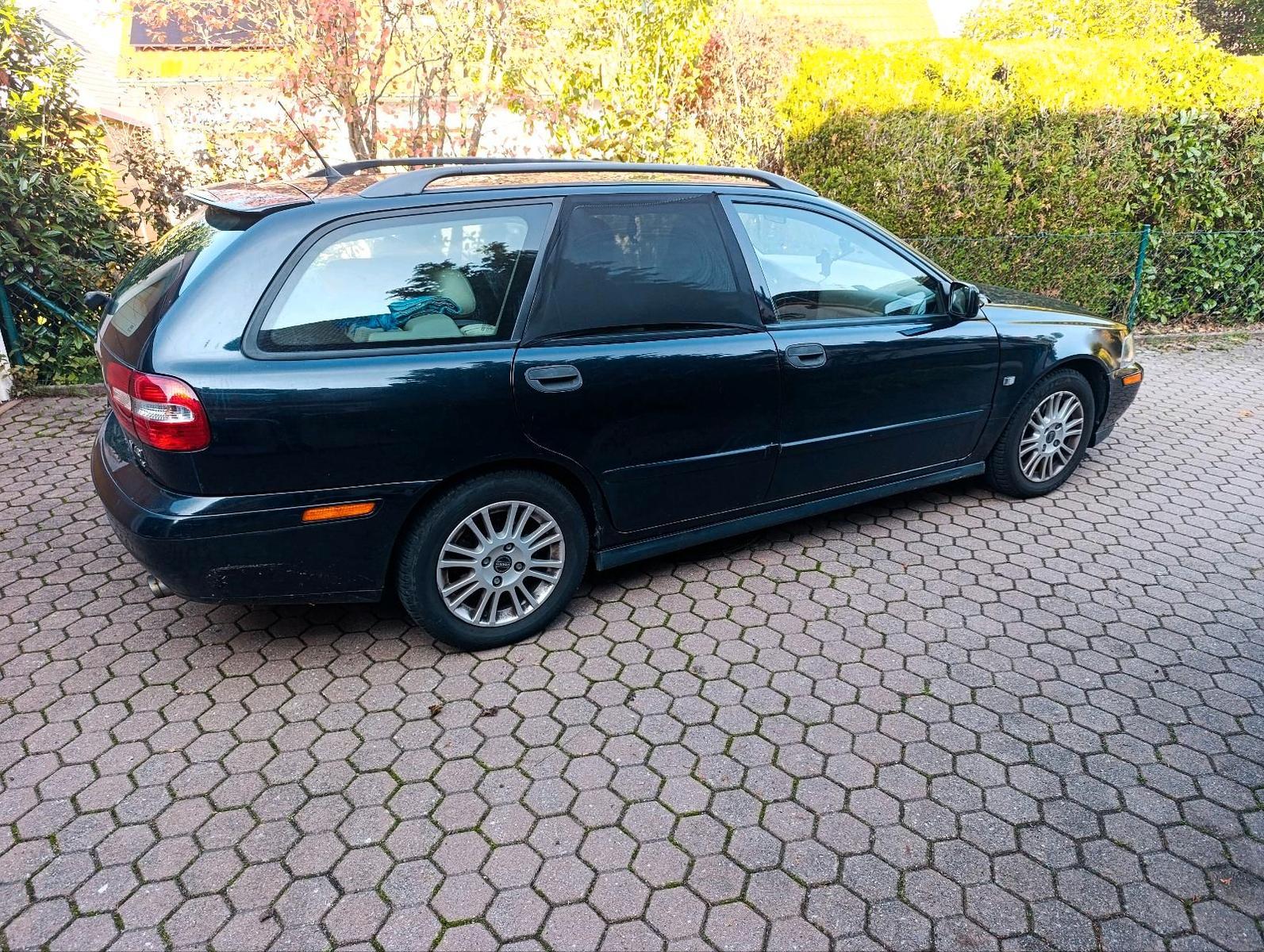 Volvo V40 2004 — rear view
