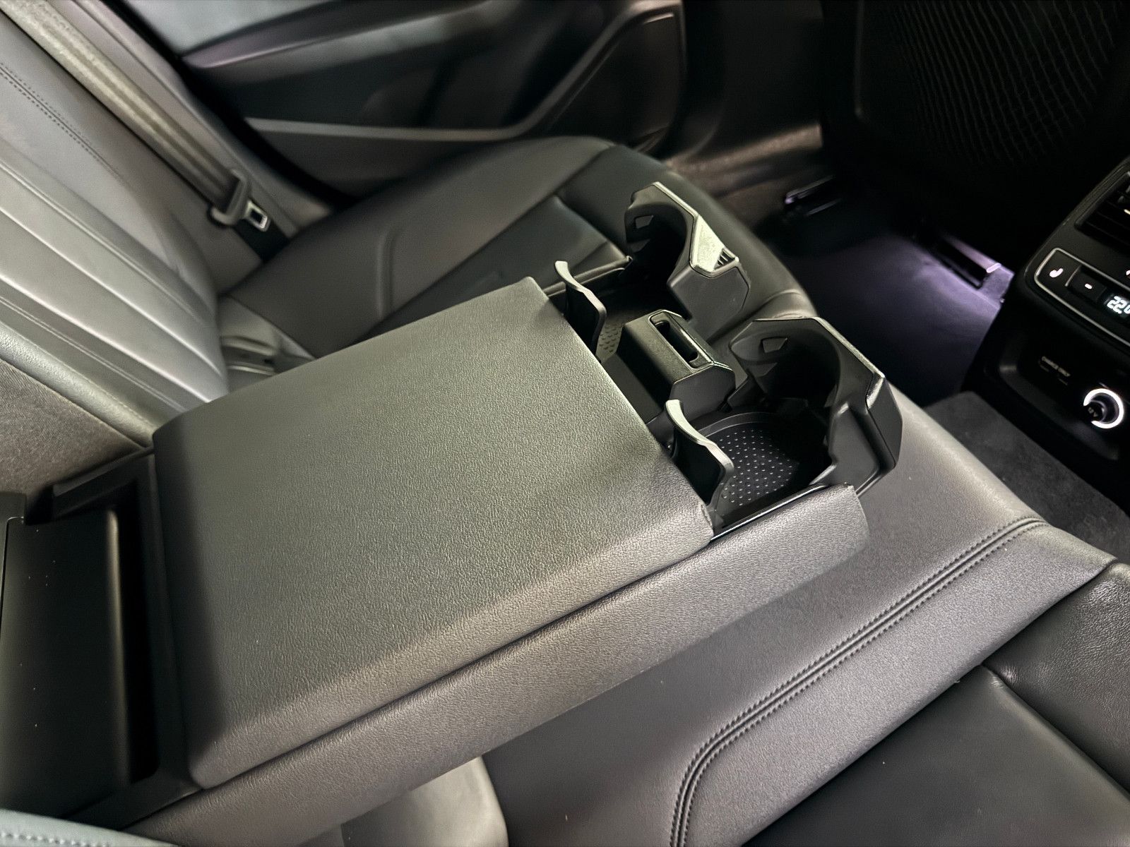 Fahrzeugabbildung Audi A5 SP S-TRONIC SONDERLACKIERUNG S-LINE MEGA VOLL