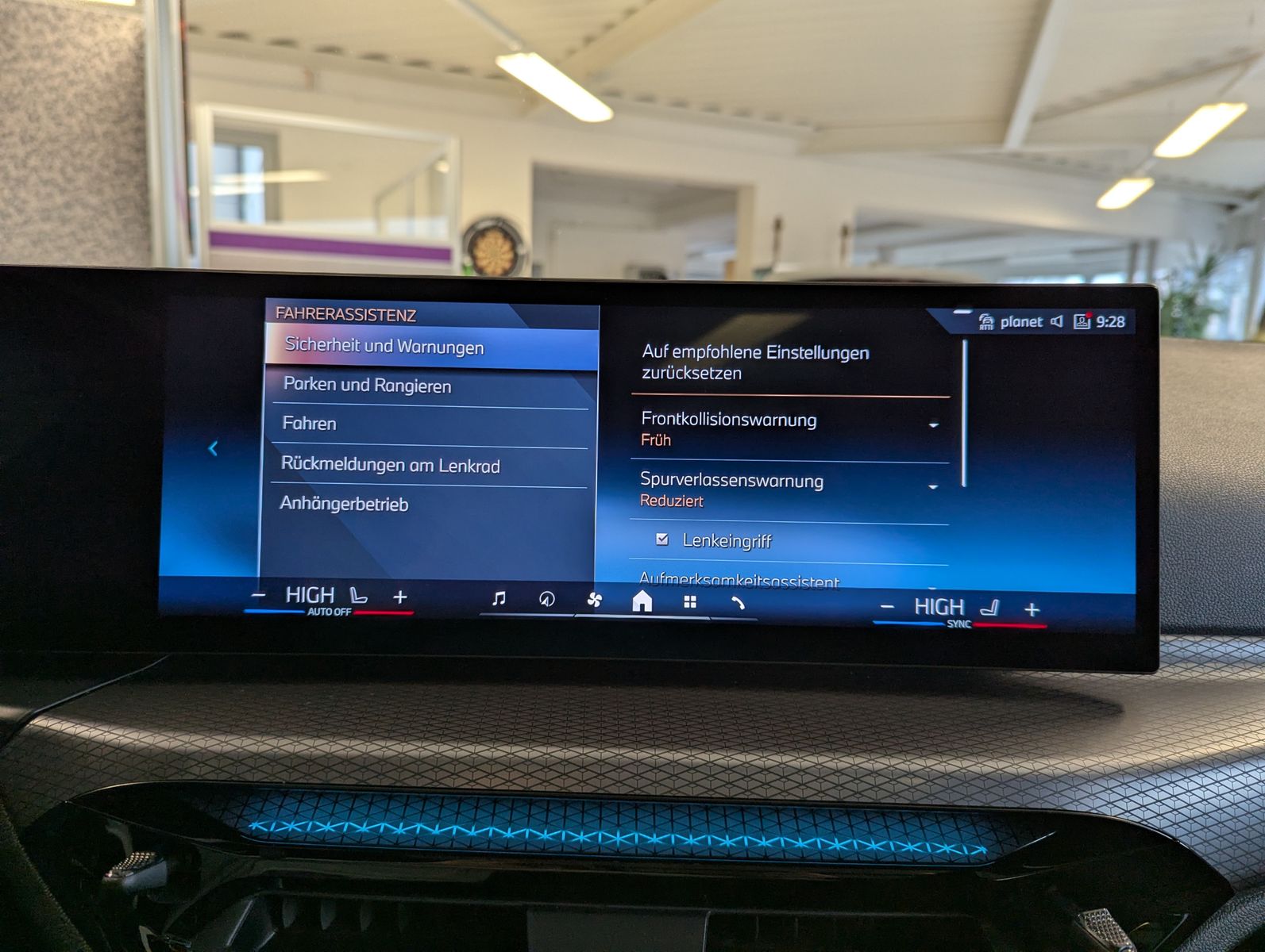 BMW 330 d xD M-Sport Pano LED-adaptiv ACC AHK - Image 30