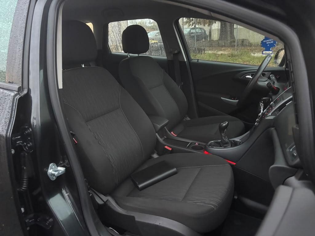 Opel Astra 2012 — photo 11