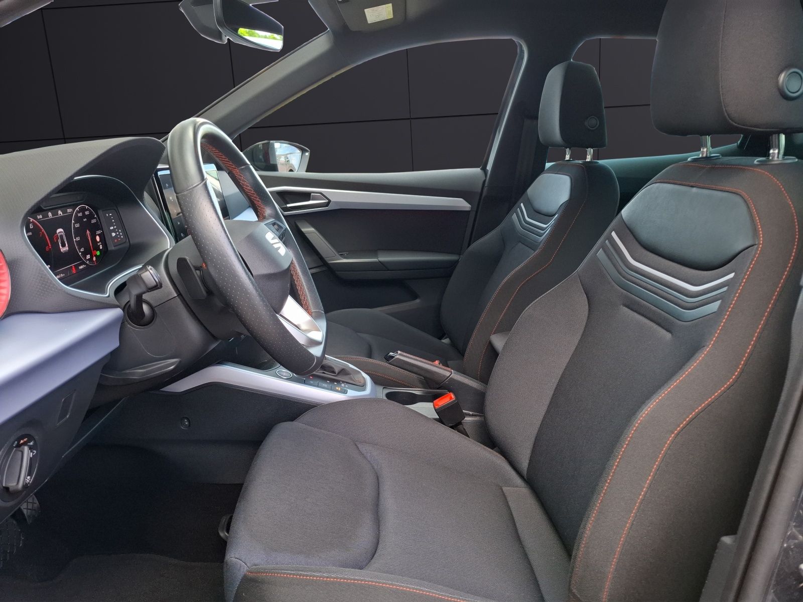 Fahrzeugabbildung SEAT Arona TSI FR-Line DSG LED Navi AID ACC RFK SH LM