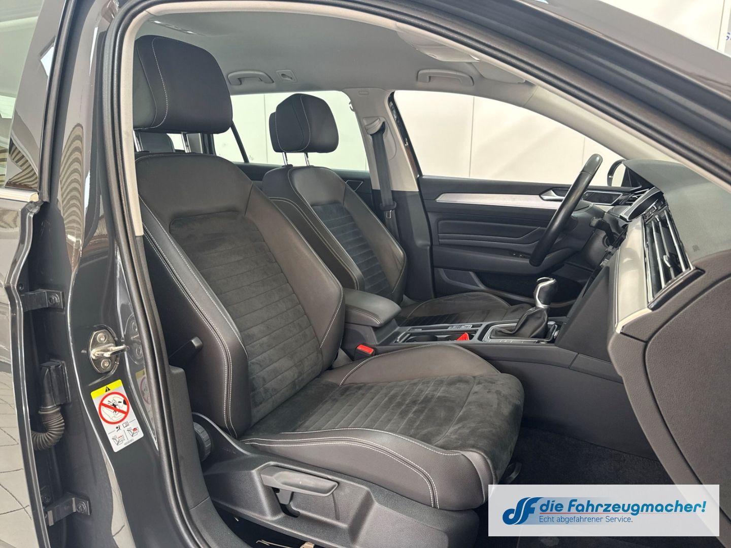 Fahrzeugabbildung Volkswagen Passat Variant Elegance 1.5 TSI BMT Start-Stopp