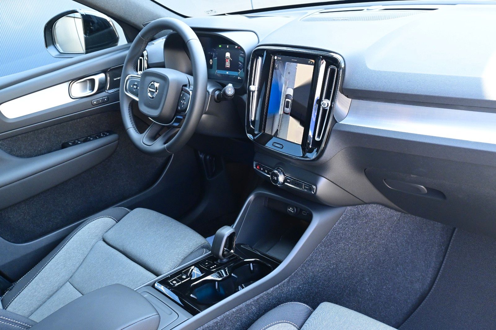 Fahrzeugabbildung Volvo XC40 B3 DKG Plus Black Edition*FSHZG*360°*ACC