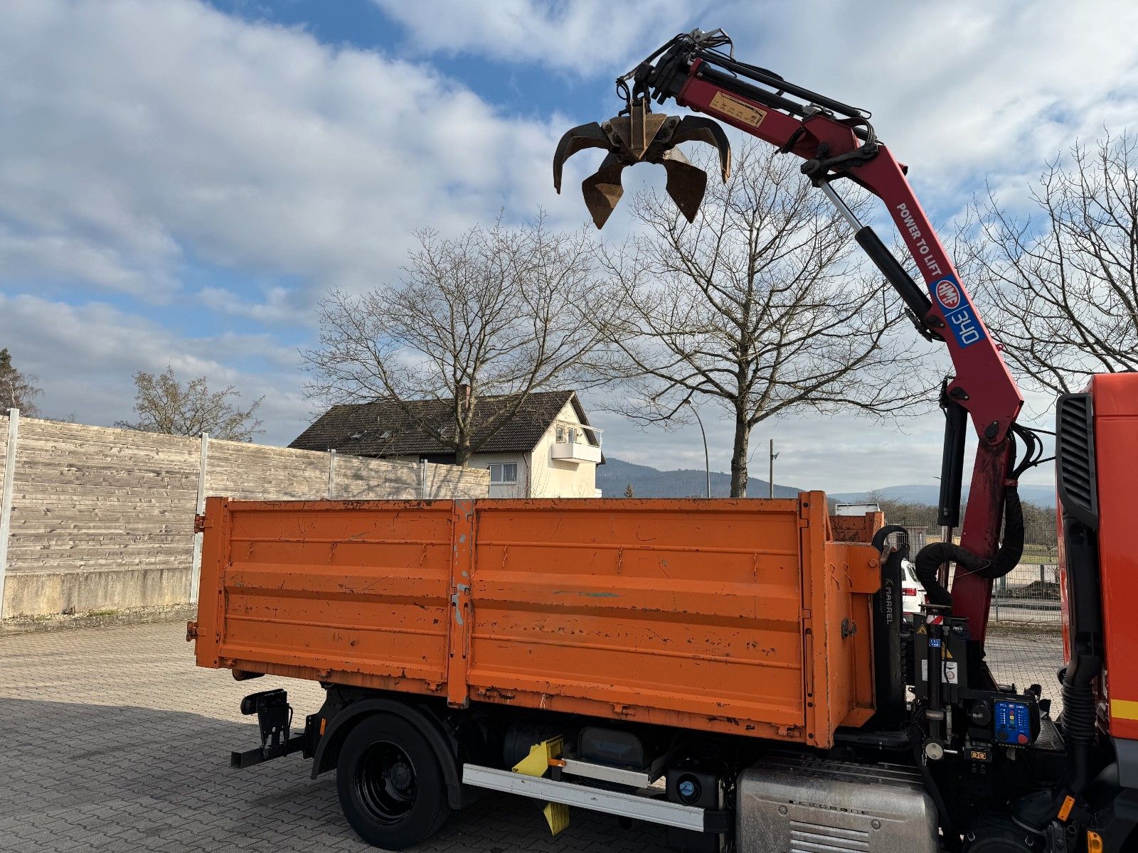 Fahrzeugabbildung DAF FA LF 180 8t Abrollkipper mit Ladekran