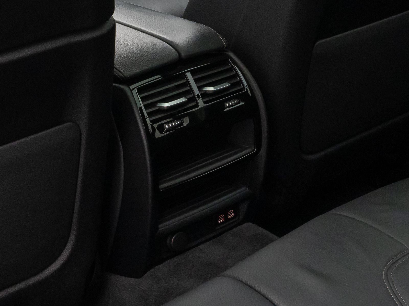 Fahrzeugabbildung BMW 530e xD M Sport Panorama Kamera HUD DAB HiFi