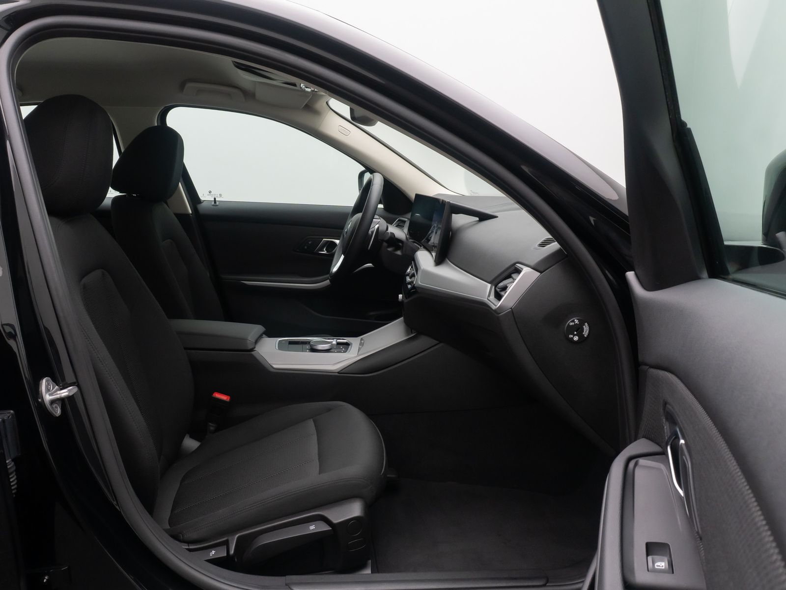 Fahrzeugabbildung BMW 318i DAB PDC Widscreen Geschwindigkeitsreg LED