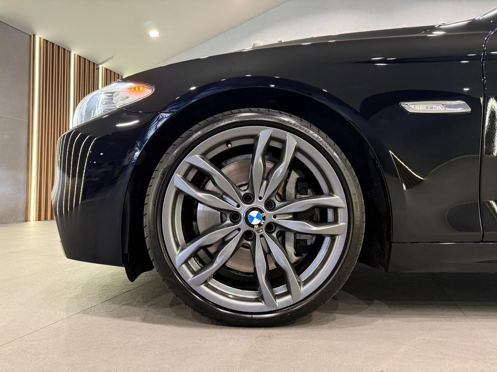 BMW M550 d xDrive 381 ch • BVA • HUD • Toit ouvrant • Cuir • Jantes 20" M