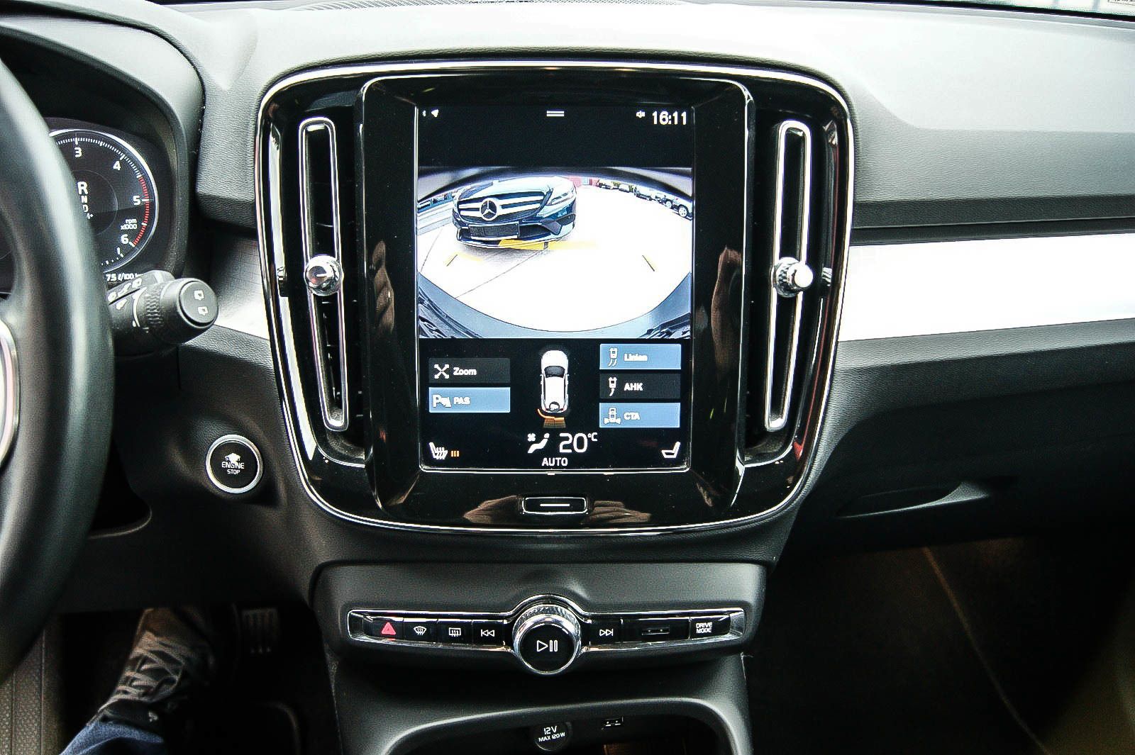 Fahrzeugabbildung Volvo XC40 D4 Momentum Pro AWD 4x4 LEDER ANHZV PRO-PAK