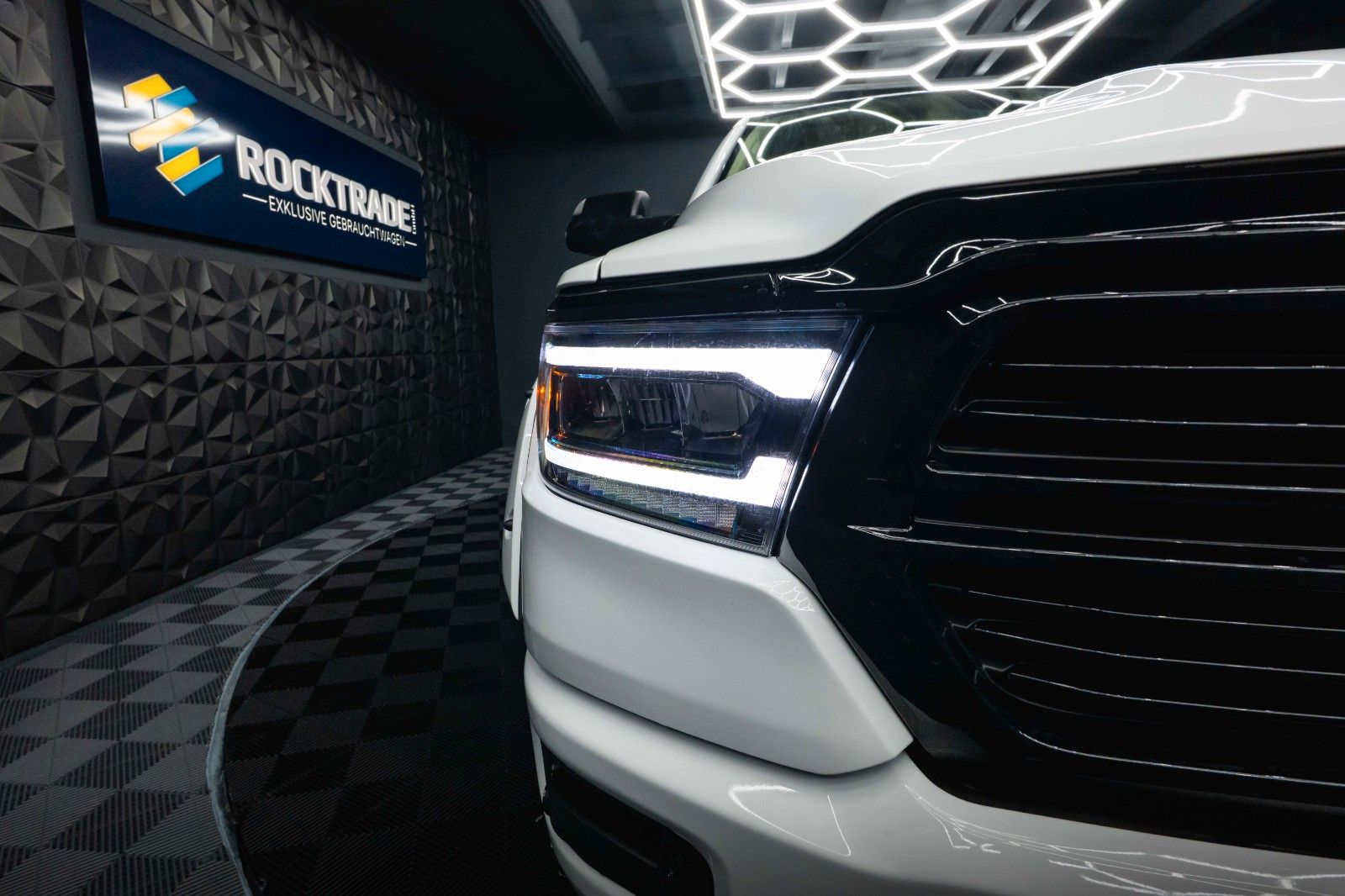 Fahrzeugabbildung Dodge RAM 5.7 V8 HEMI 4x4 OFFROAD LONGBED Night-Paket