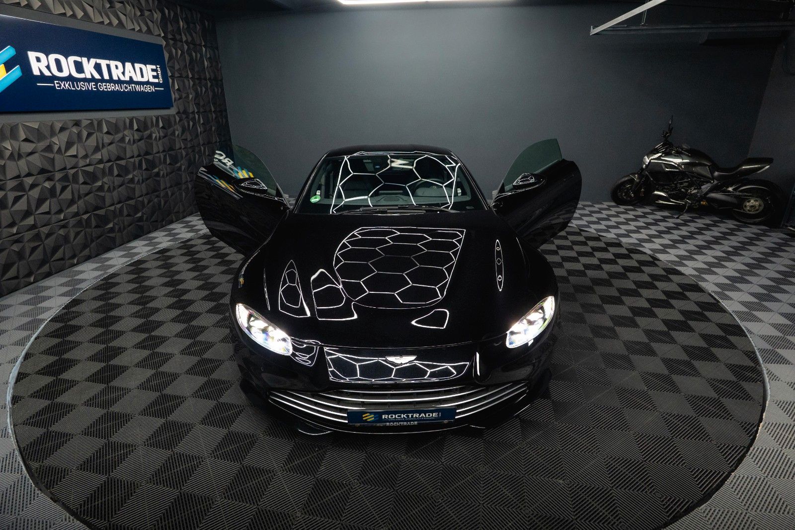 Fahrzeugabbildung Aston Martin V8 Vantage 4.0 V8 DB11 Coupe *1.Hand*360*Memory*