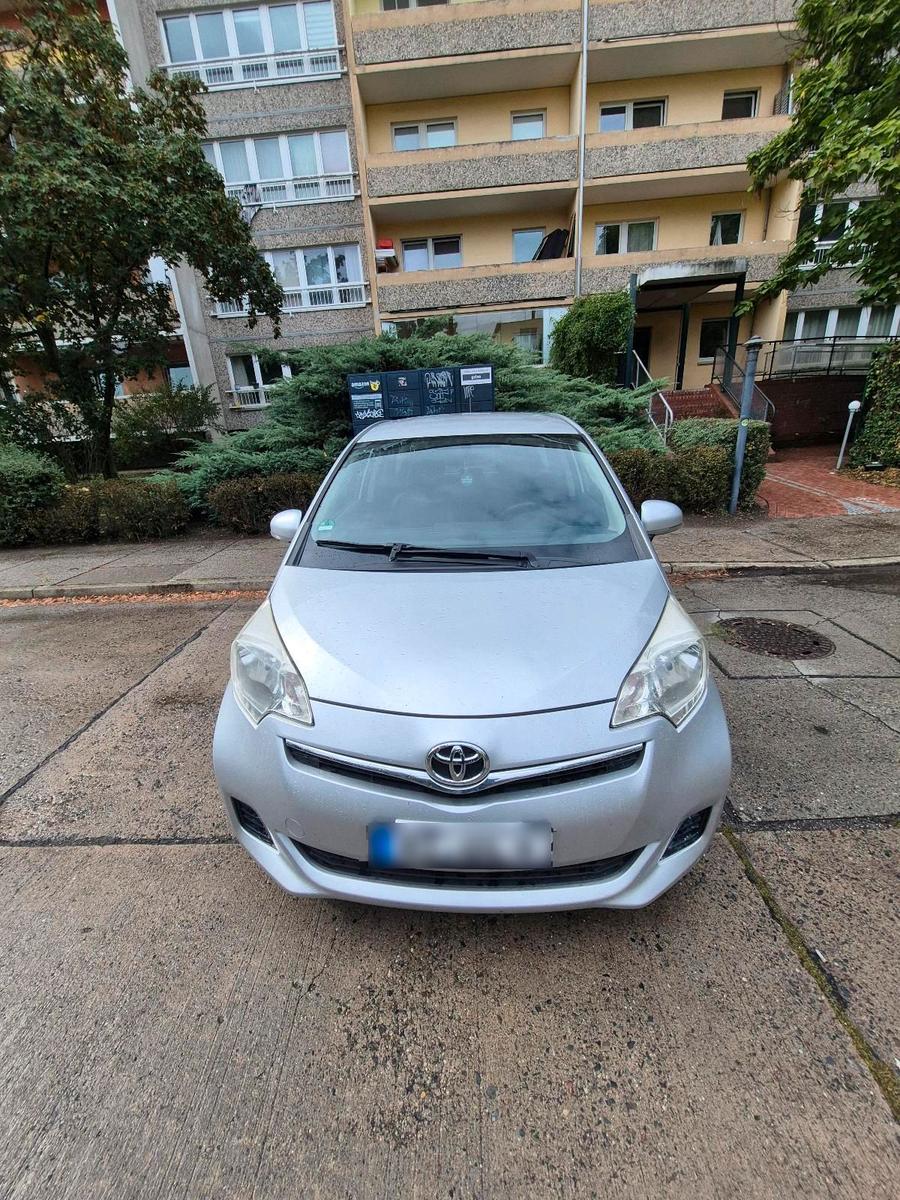 Toyota Verso-S 2011 — вигляд ззаду