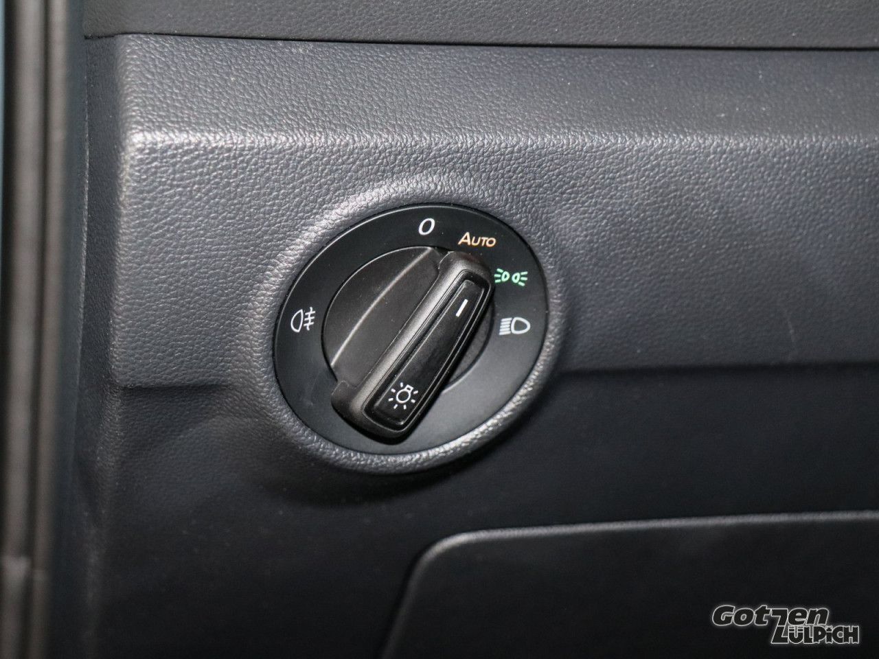 Fahrzeugabbildung Volkswagen T-Roc Life 1,0TSI Klima Navi PDC LED Vordersitze