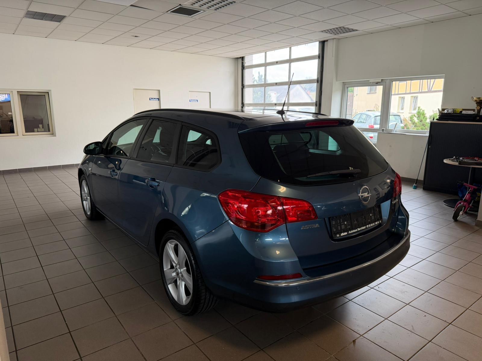 Opel Astra 2015 — interior