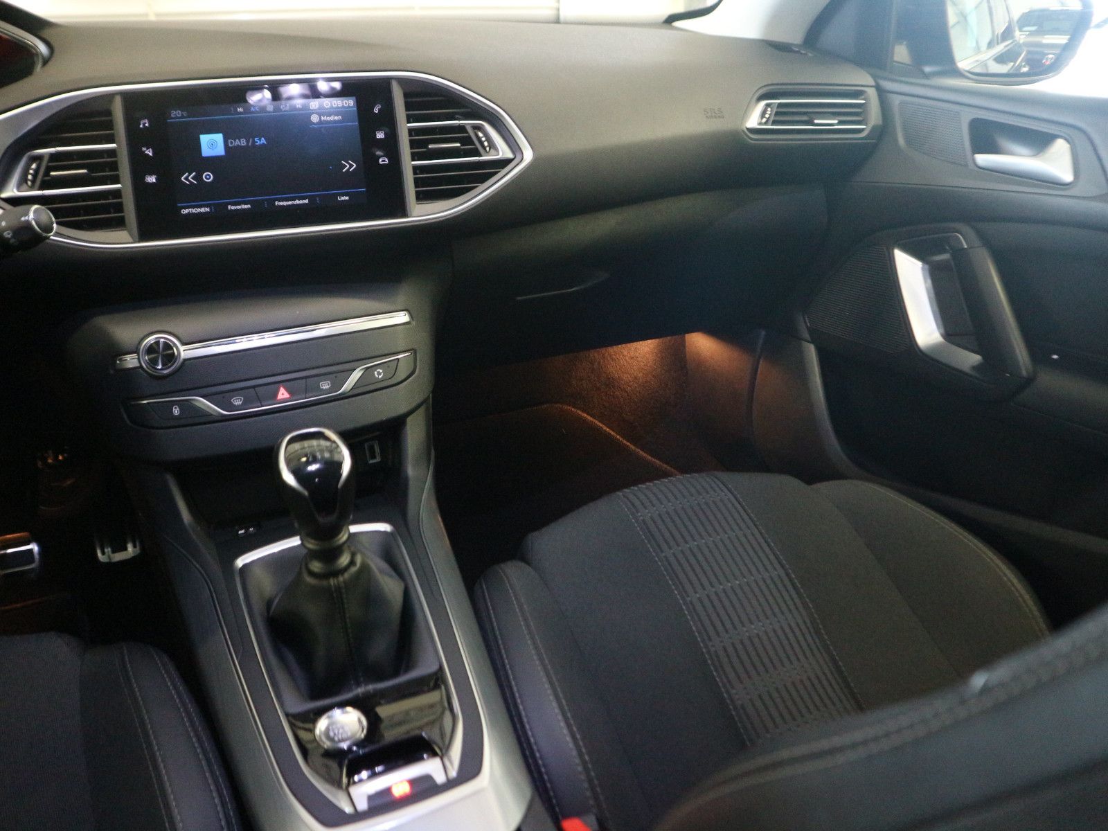 Fahrzeugabbildung Peugeot 308 SW Allure Pack ACC AHK Blis Nav Kam SHZ LED