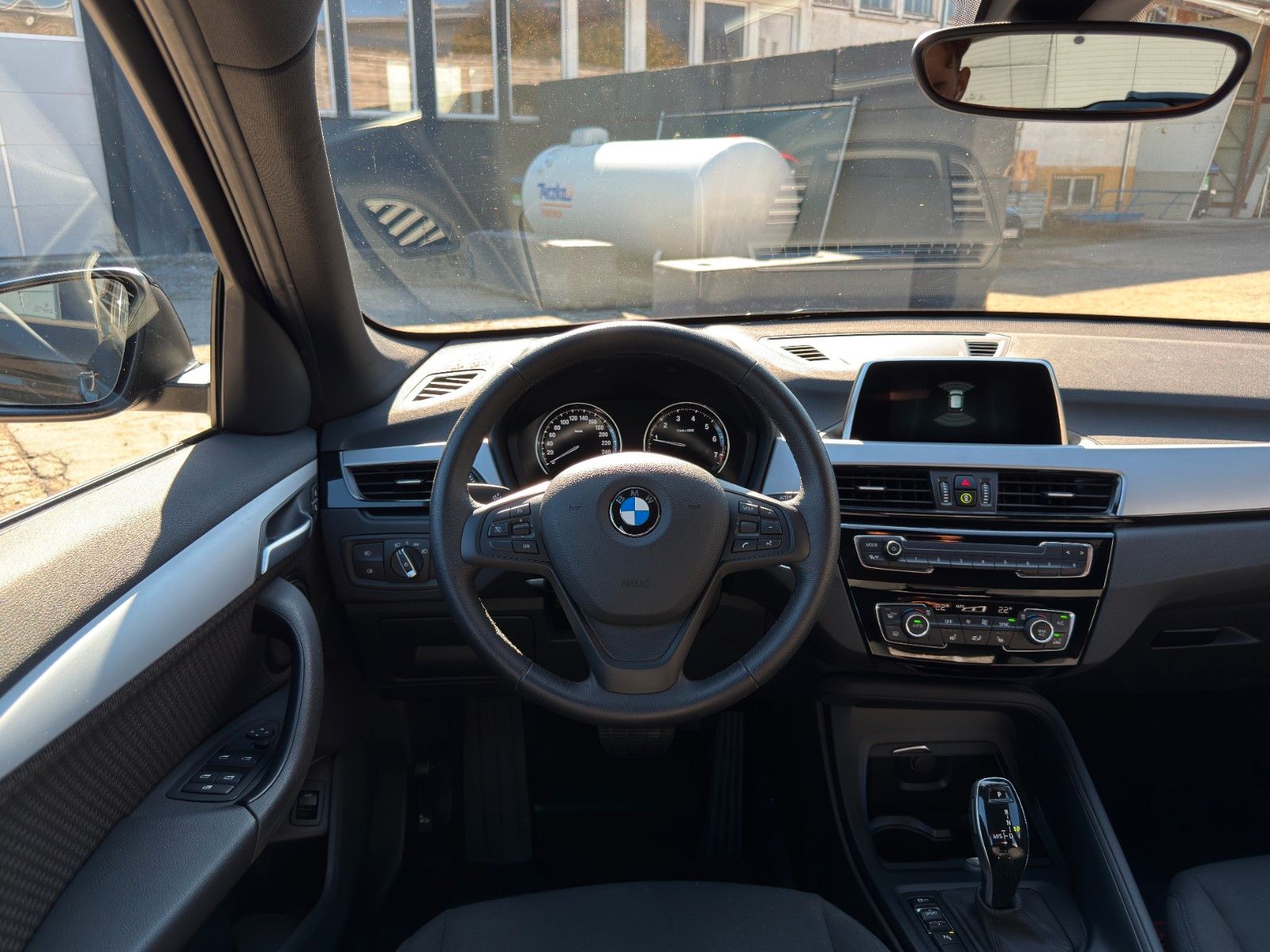 Fahrzeugabbildung BMW X1 sDrive20i Advantage Tempomat AHK PDC SHZ LED