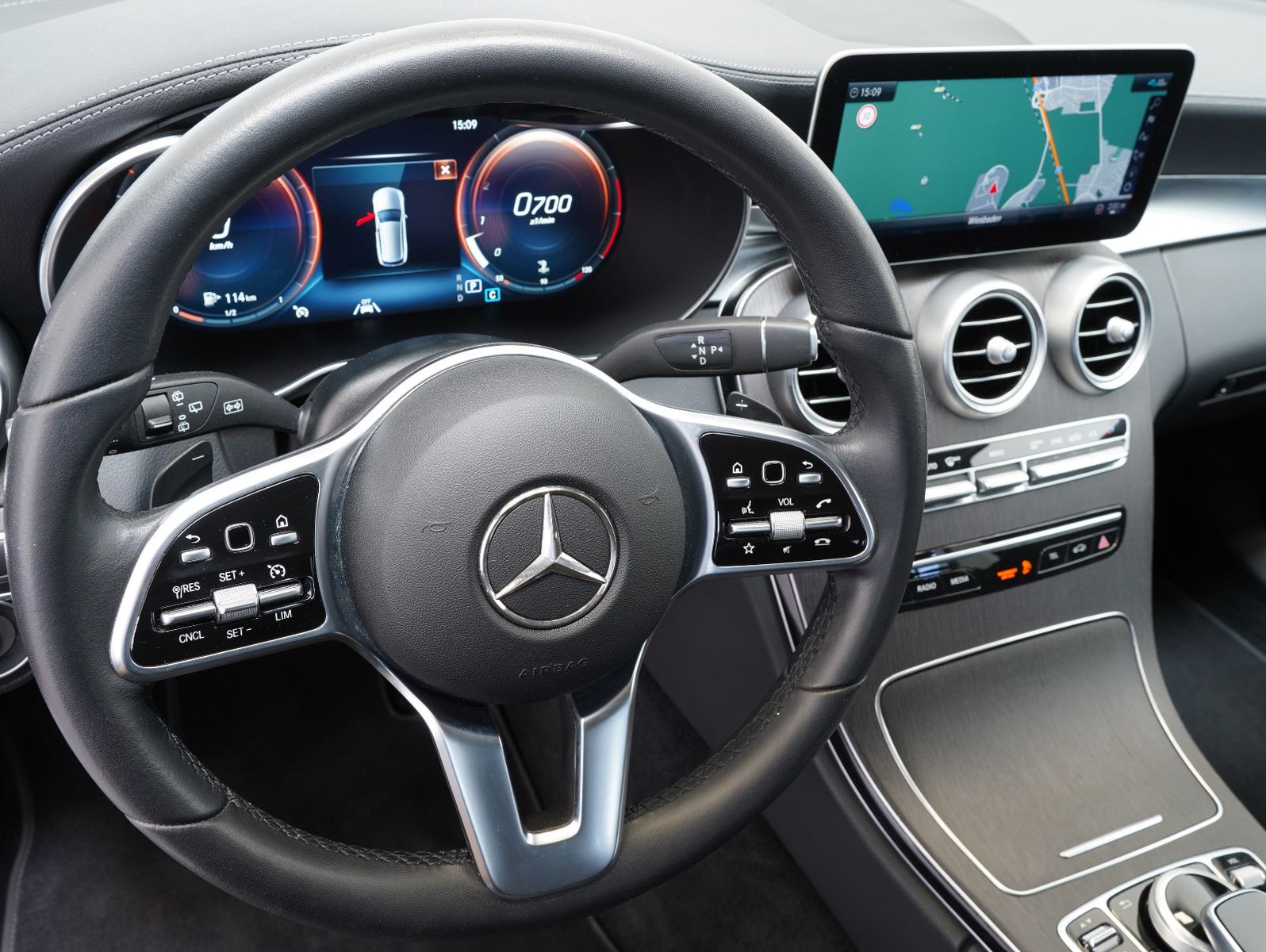 Fahrzeugabbildung Mercedes-Benz C 400 T 4Matic AMG Line LED/COMAND/DAB/DISTRONIC