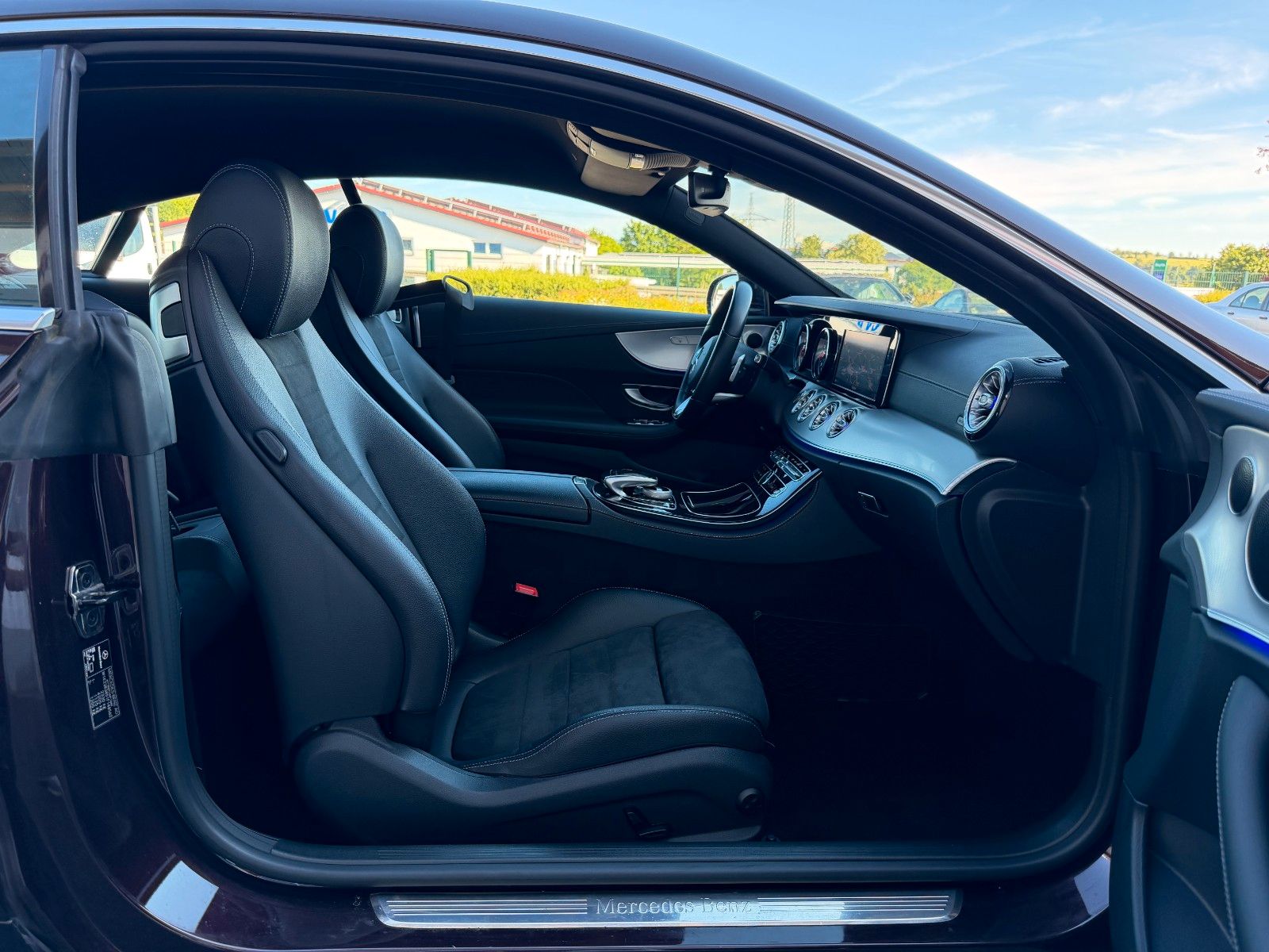 Fahrzeugabbildung Mercedes-Benz E 350 Coupe  AMG+Ambiente+RKamera+TotW+Alcantara