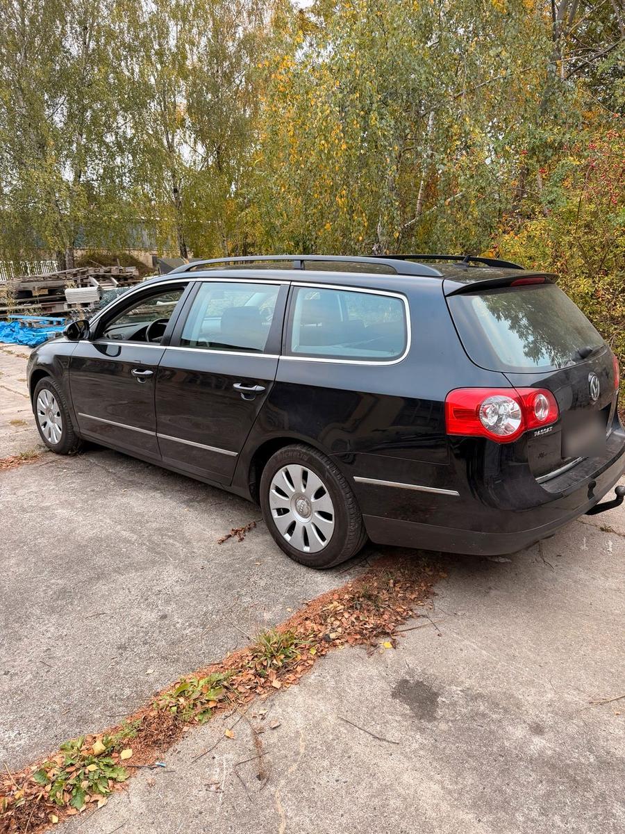 Volkswagen Passat 2006 — rear view