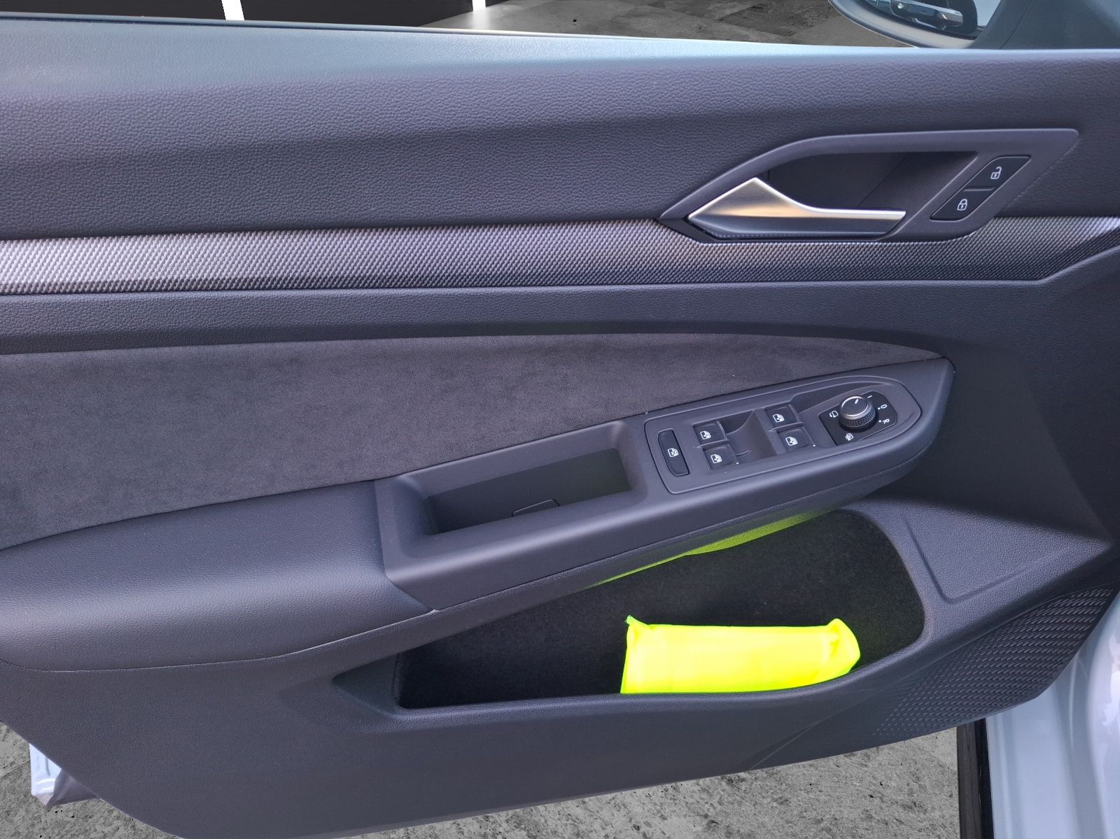 Fahrzeugabbildung Volkswagen Golf VIII Variant eTSI R-Line DSG LEDplus Navi A