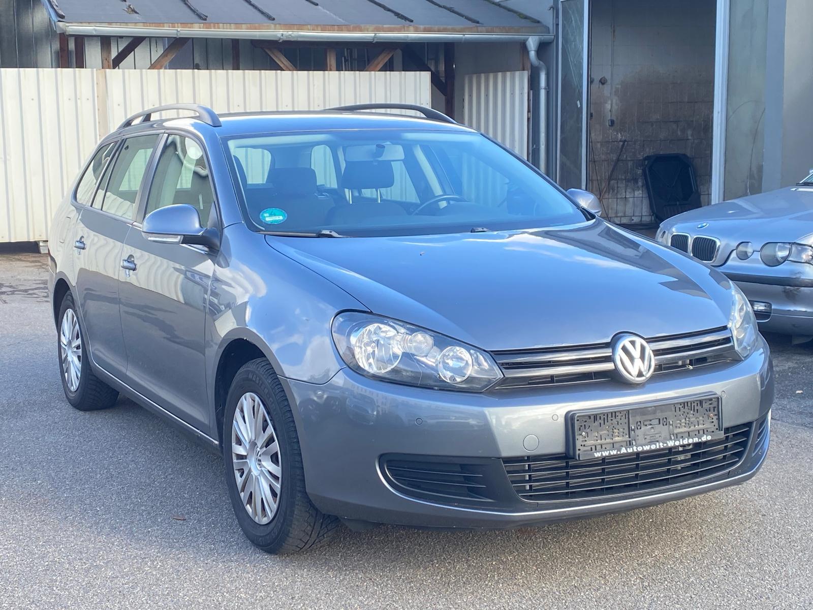 Volkswagen Golf 2010 — interior
