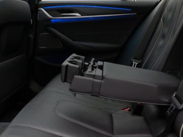Fahrzeugabbildung BMW 530d Tour Luxury Line AHK Pano H/K Kamera DAB