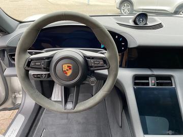 صورة 9 لـ 2020 Porsche TAYCAN