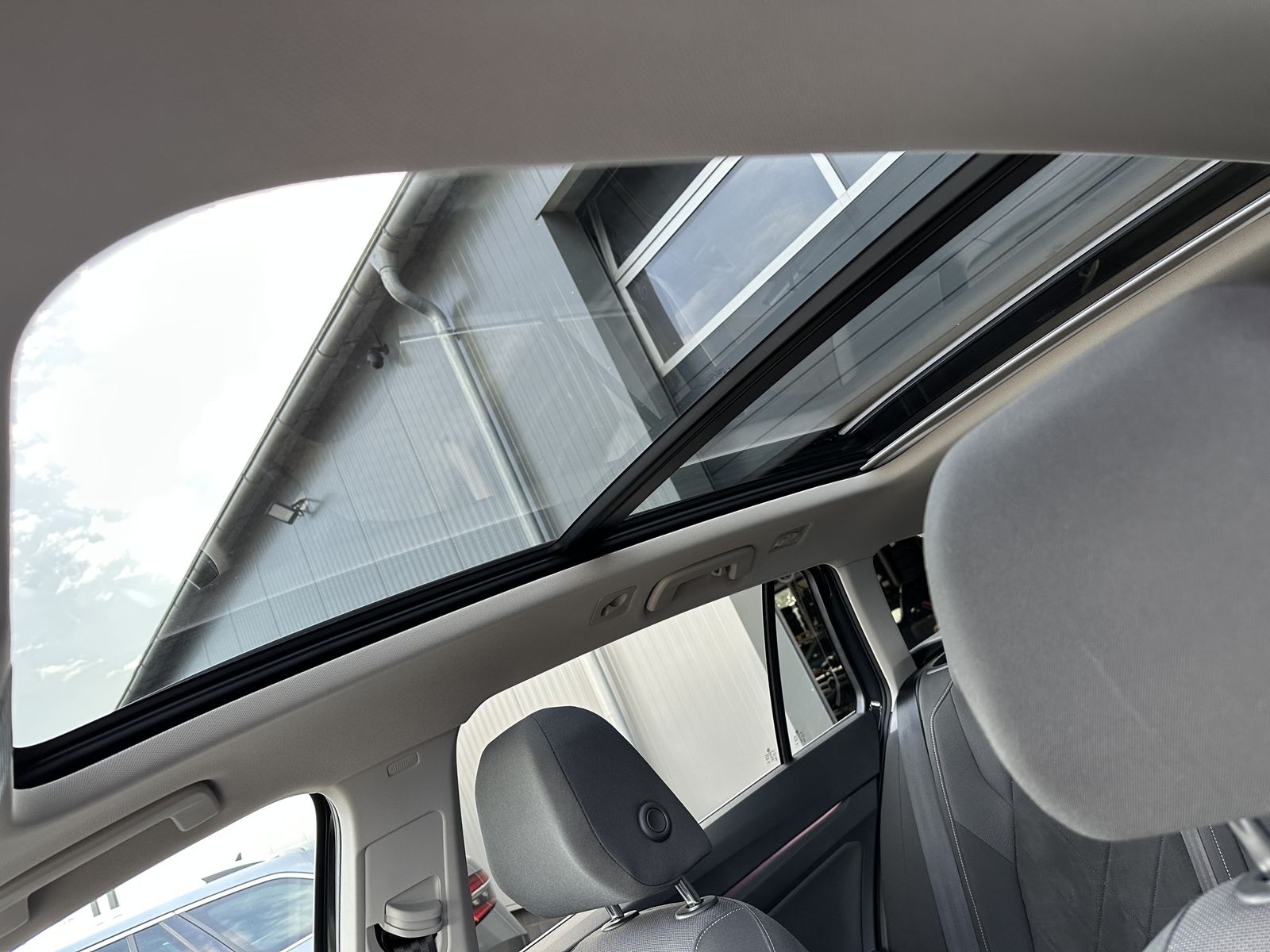 Fahrzeugabbildung Volkswagen Golf Variant 2.0 TDI DSG Style NAV+LED+PANO+H&K