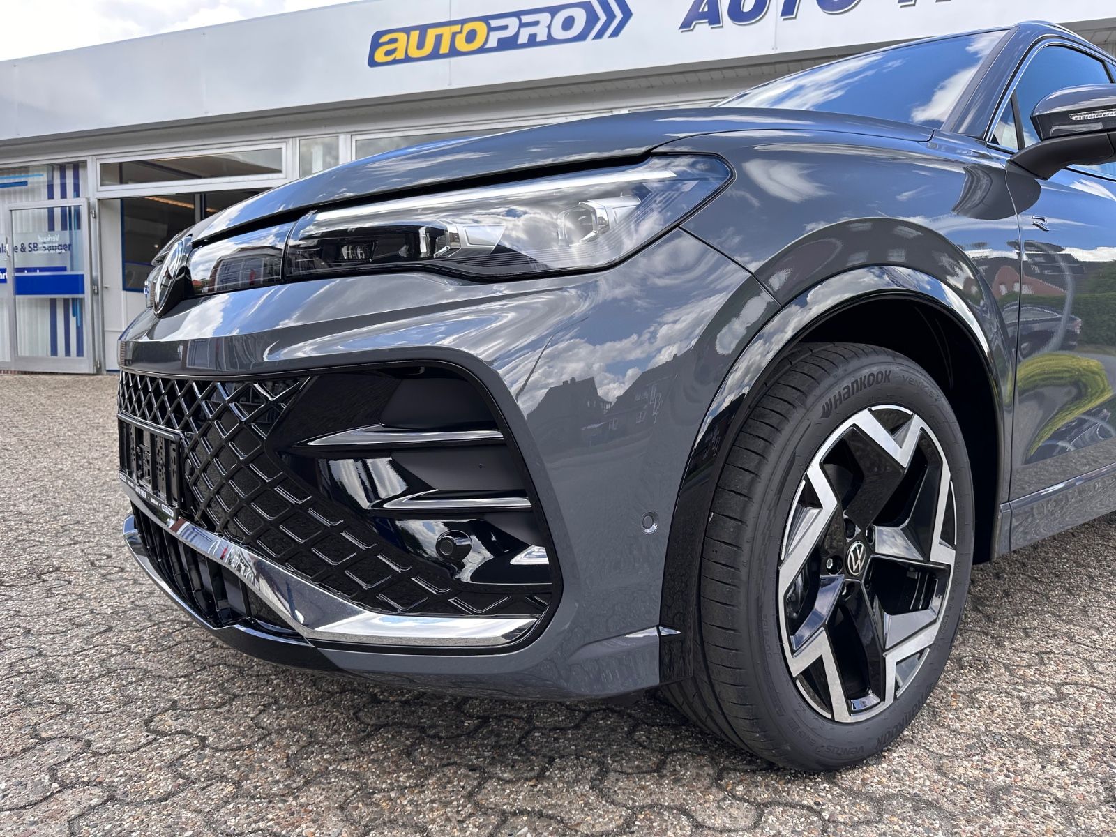 Fahrzeugabbildung Volkswagen Tiguan 1.5 eTSI R-Line DSG AHK/Navi/APP/LED/SHZG