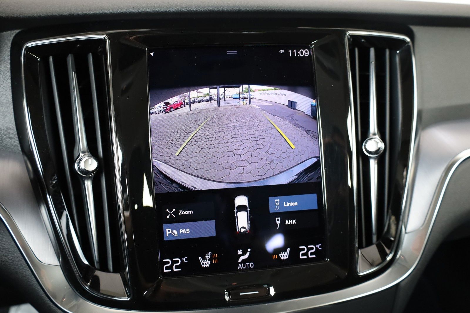 Fahrzeugabbildung Volvo V60 Kombi Momentum Pro,Aut.,Navi,Kamera, AHK el.