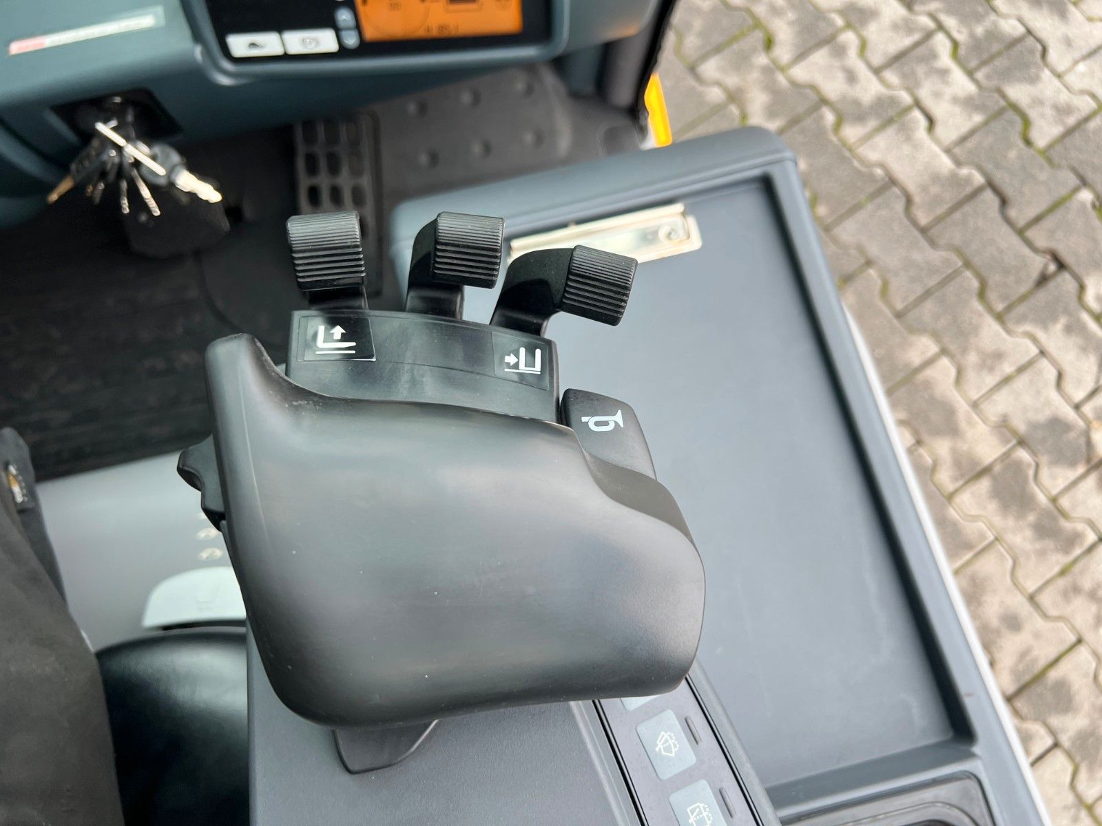 Fahrzeugabbildung Jungheinrich EFG 215 / Triplex 4.25m / 1.851h / Batterie 2023